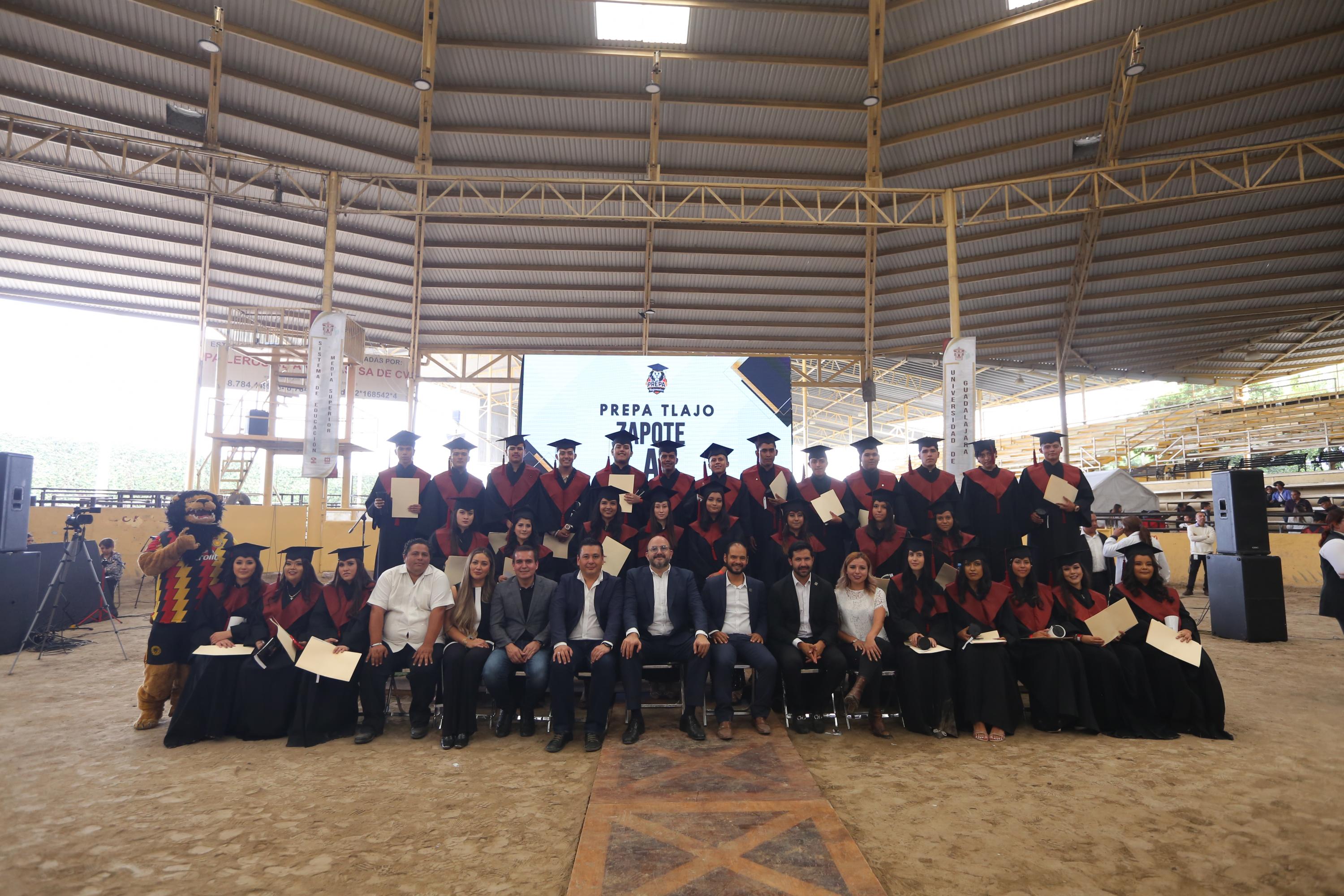 Autoridades del evento junto a graduados