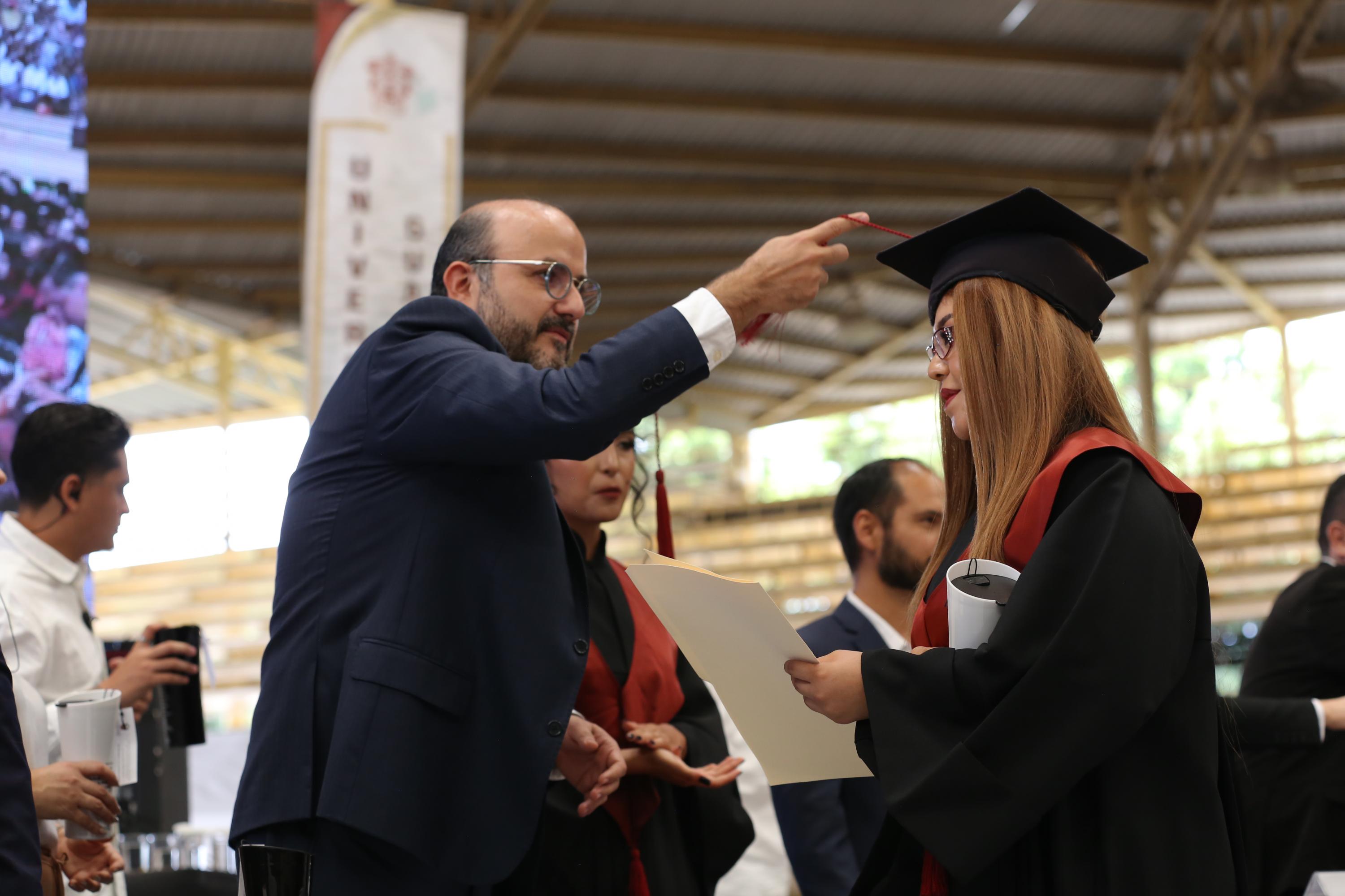 Autoridades del evento junto a graduados