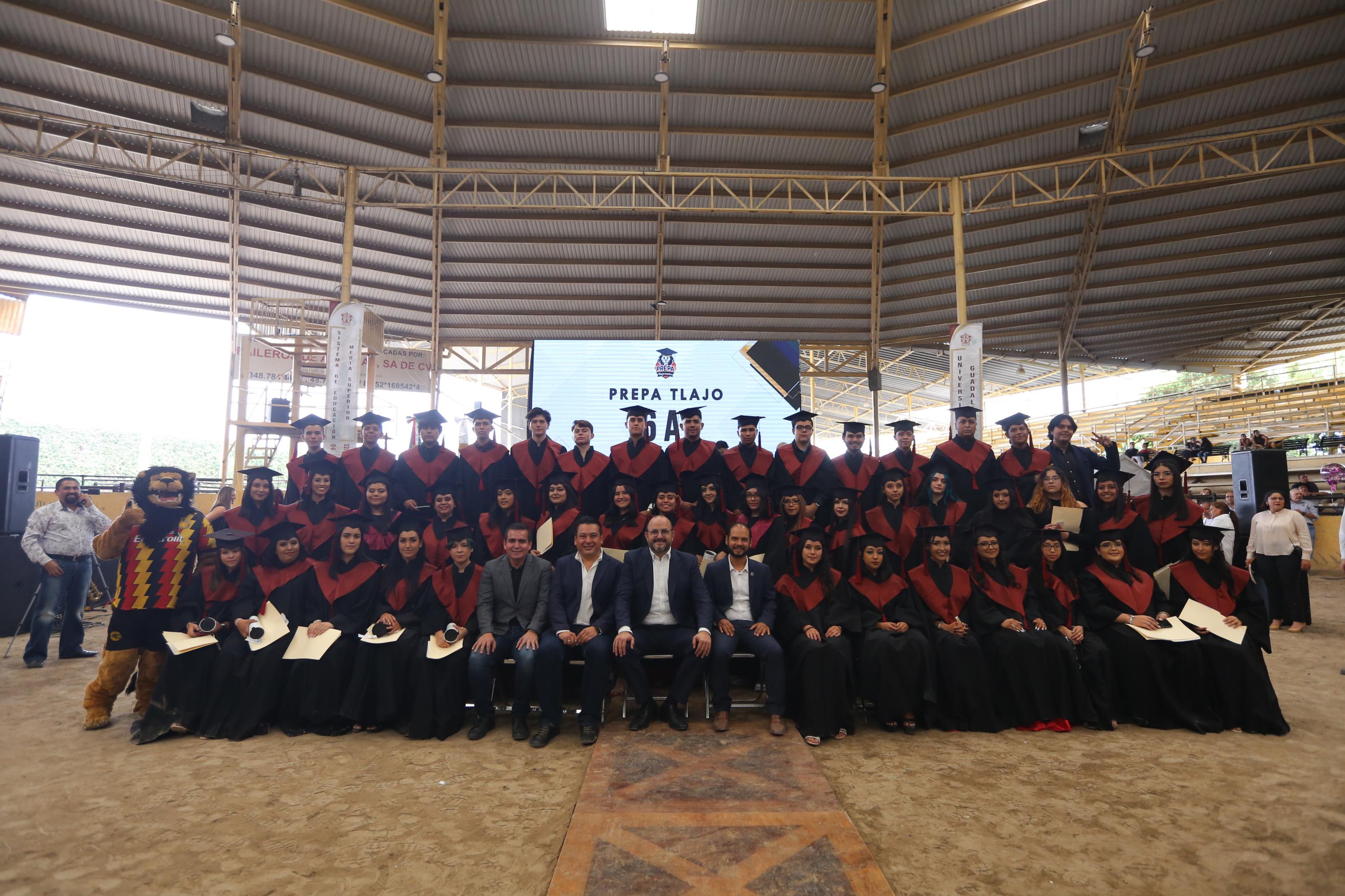 Autoridades del evento junto a graduados