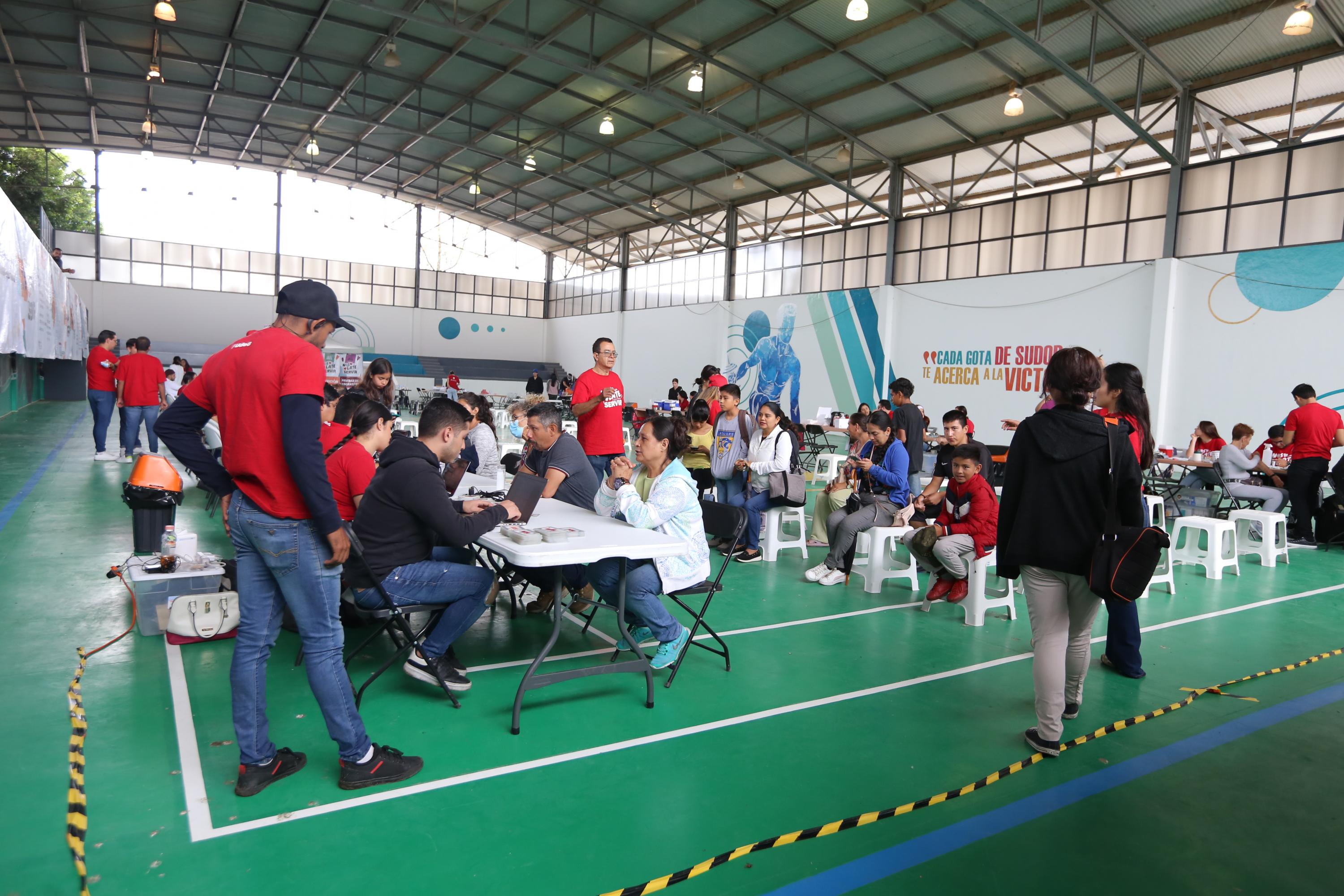Participantes de Brigadas Multidisciplinarias Nos Late Servir atiende paciente