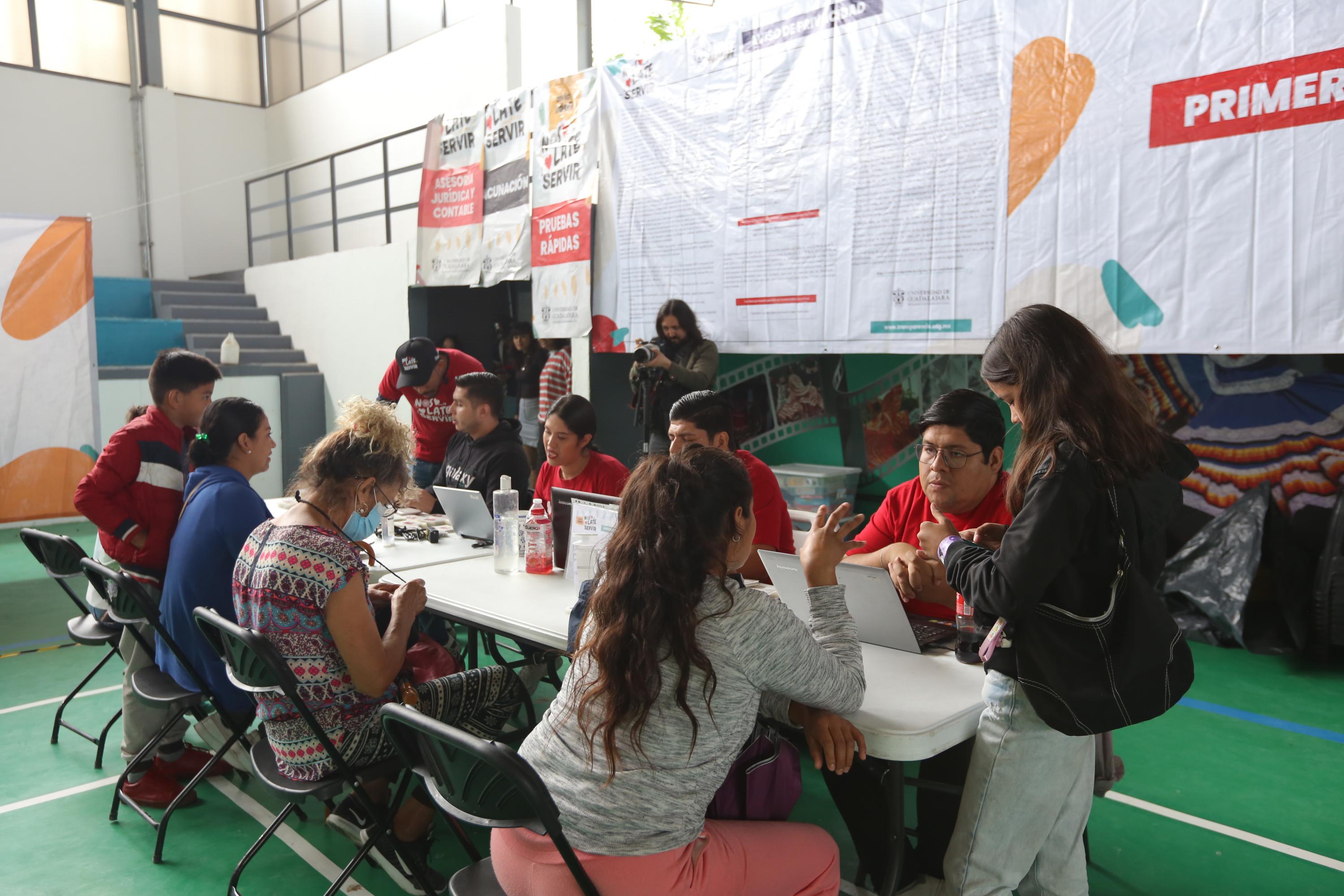Participantes de Brigadas Multidisciplinarias Nos Late Servir atiende paciente