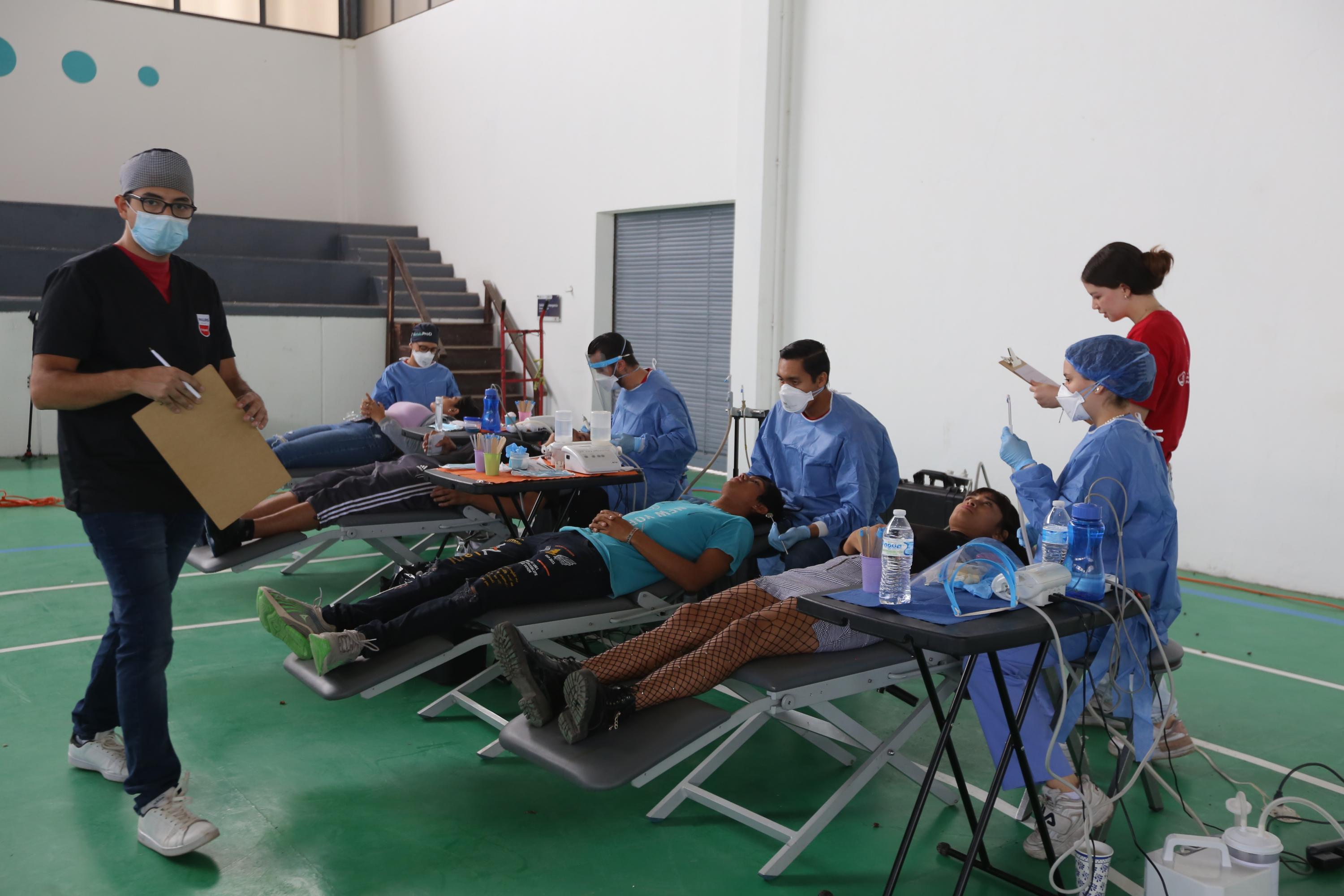 Participantes de Brigadas Multidisciplinarias Nos Late Servir atiende paciente