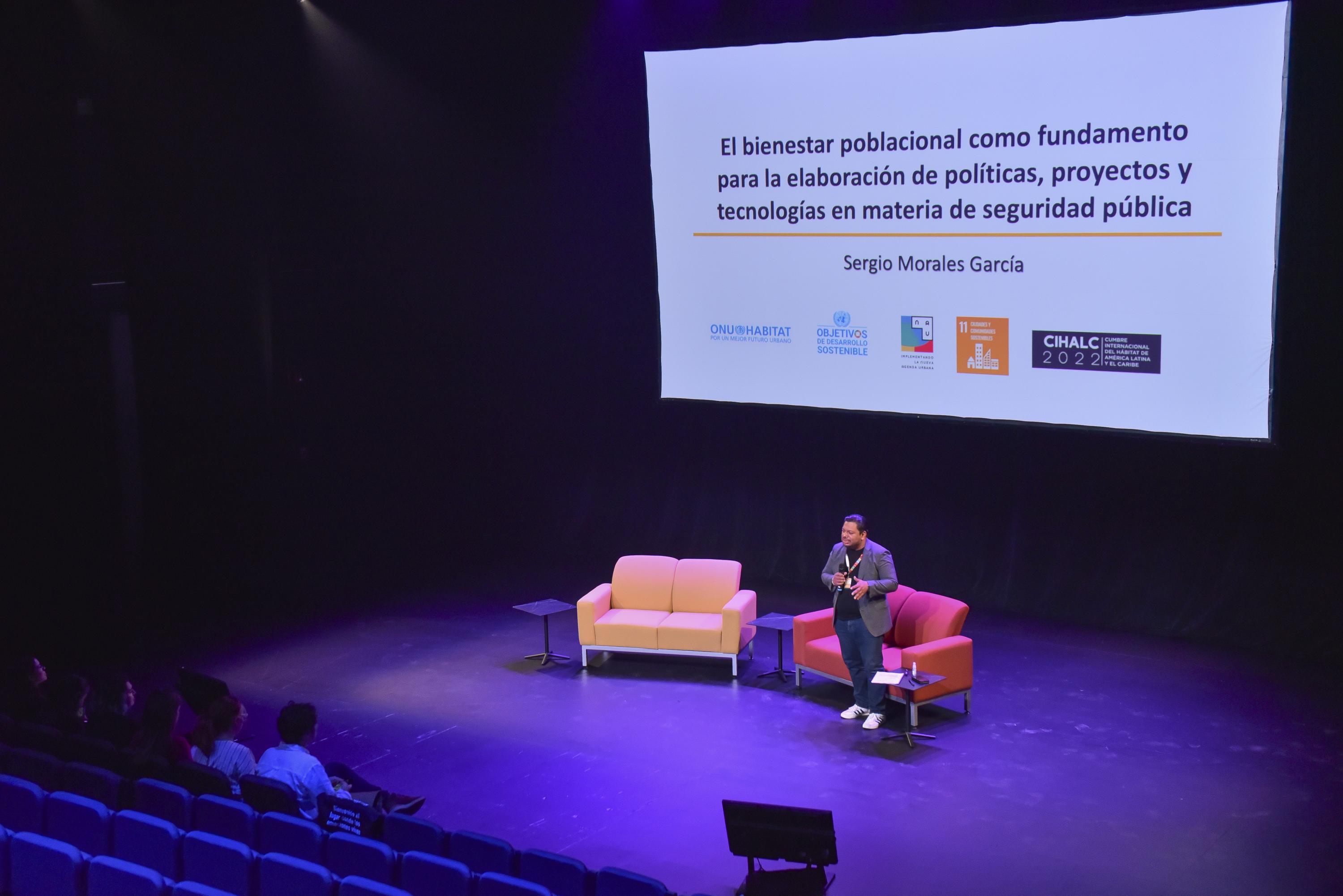 especialista frente asistentes en auditorio