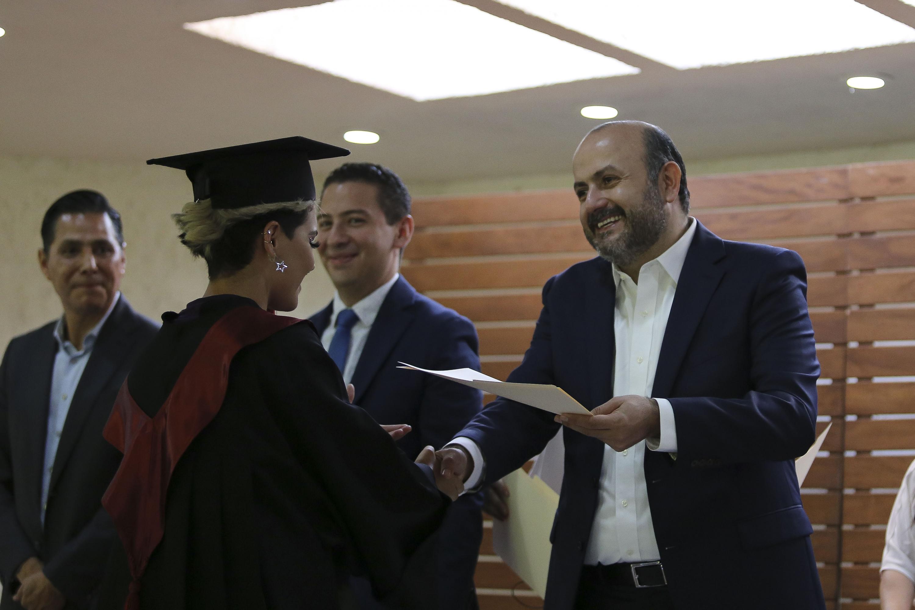 Autoridades del evento junto a graduados