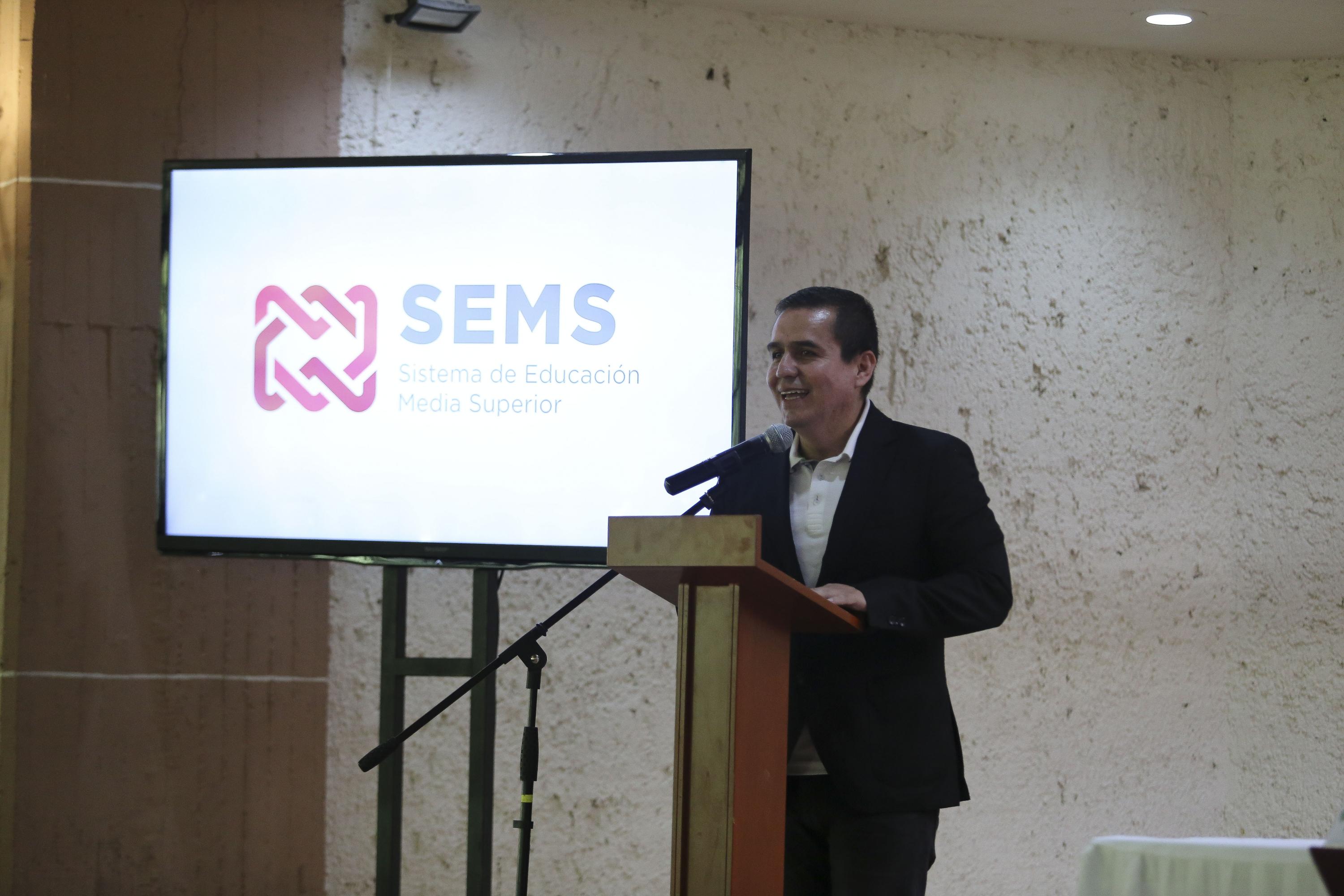 maestro César Barba Delgadillo director general del sems en uso de la voz