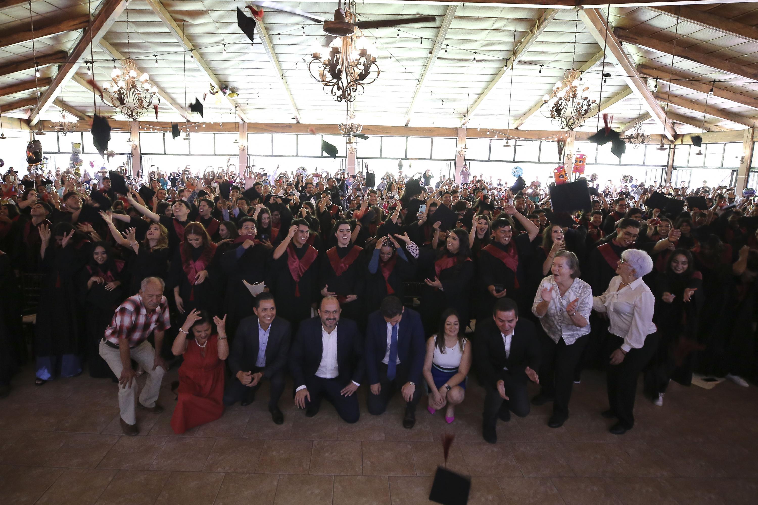 Autoridades del evento junto a graduados