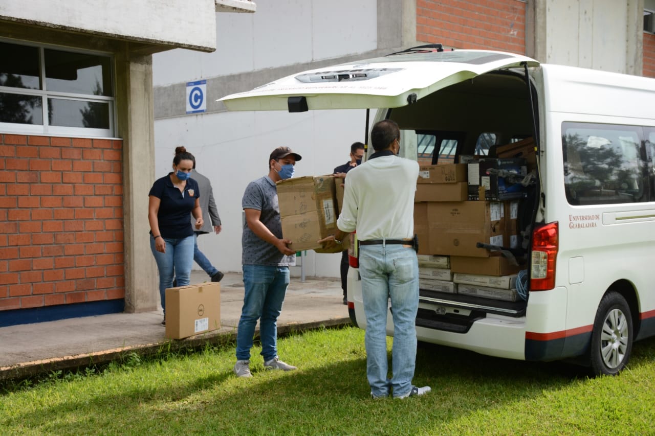 Trabajadores en descarga del equipo
