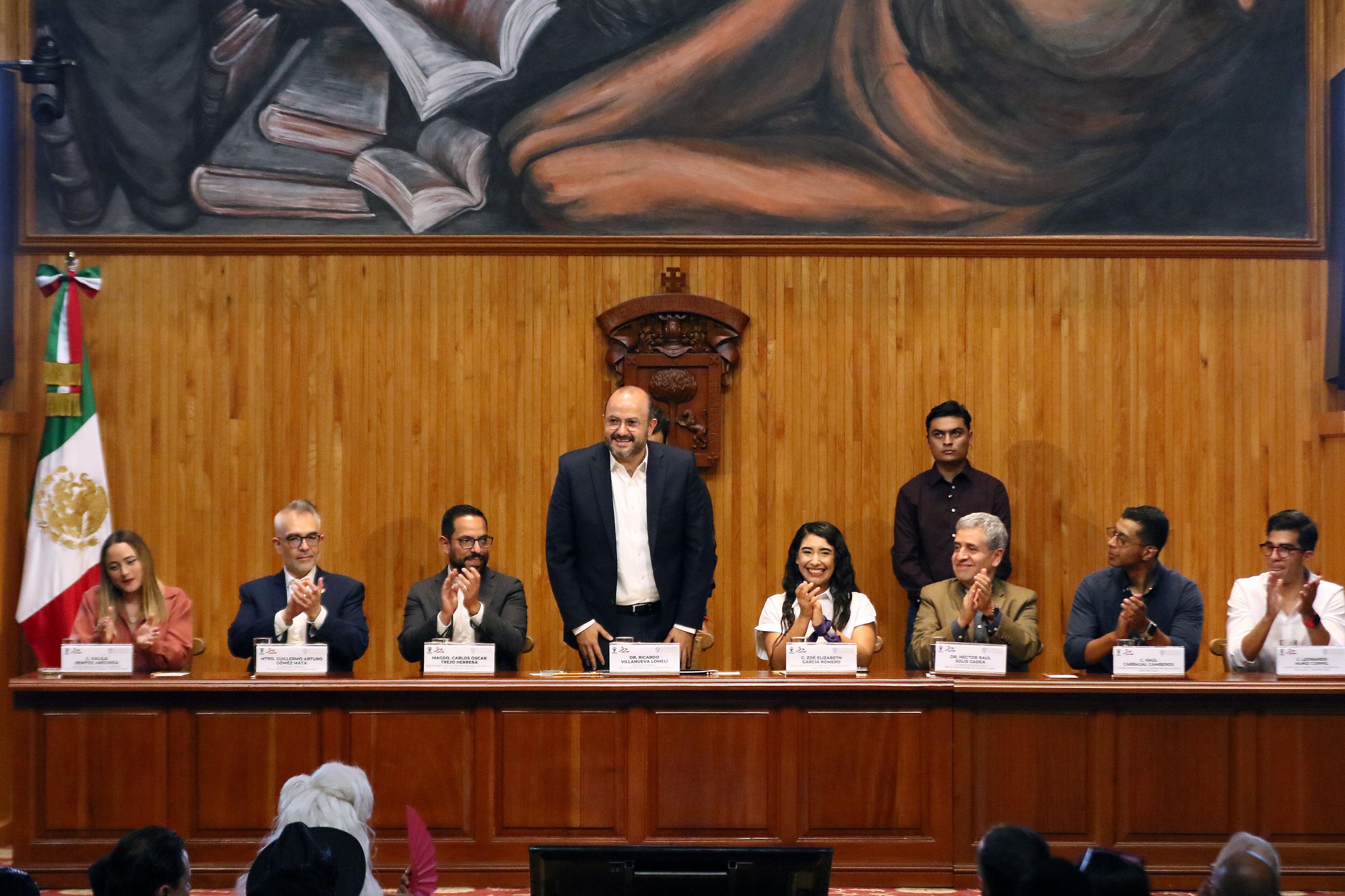 Autoridades del evento en presidium