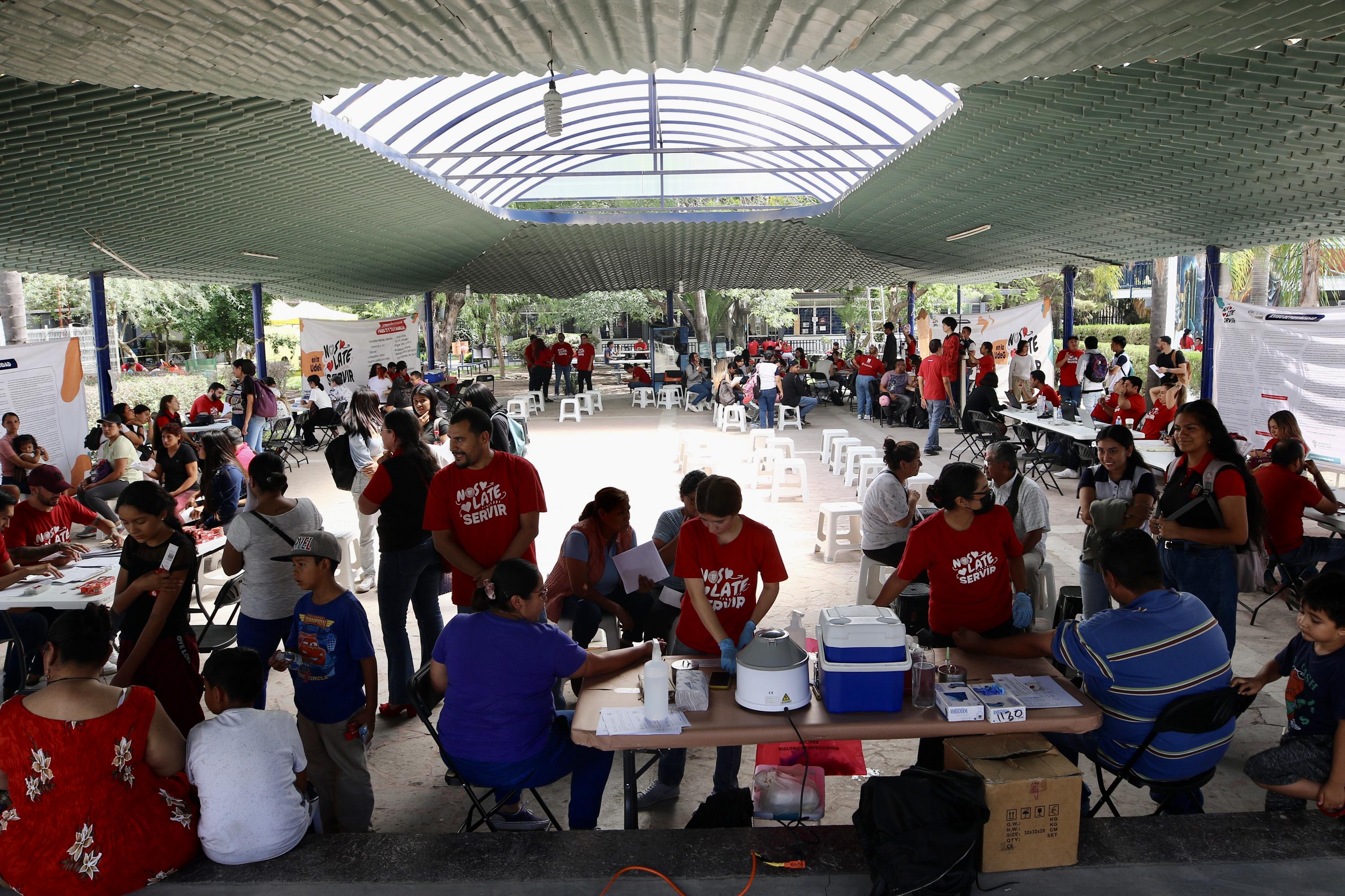 Participantes de Brigadas Multidisciplinarias Nos Late Servir atiende paciente