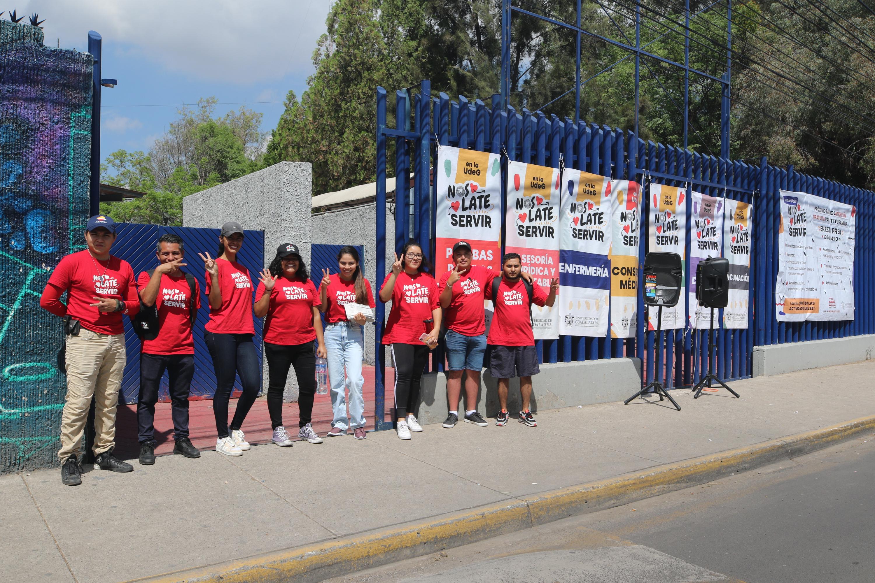 Participantes de Brigadas Multidisciplinarias Nos Late Servir atiende paciente