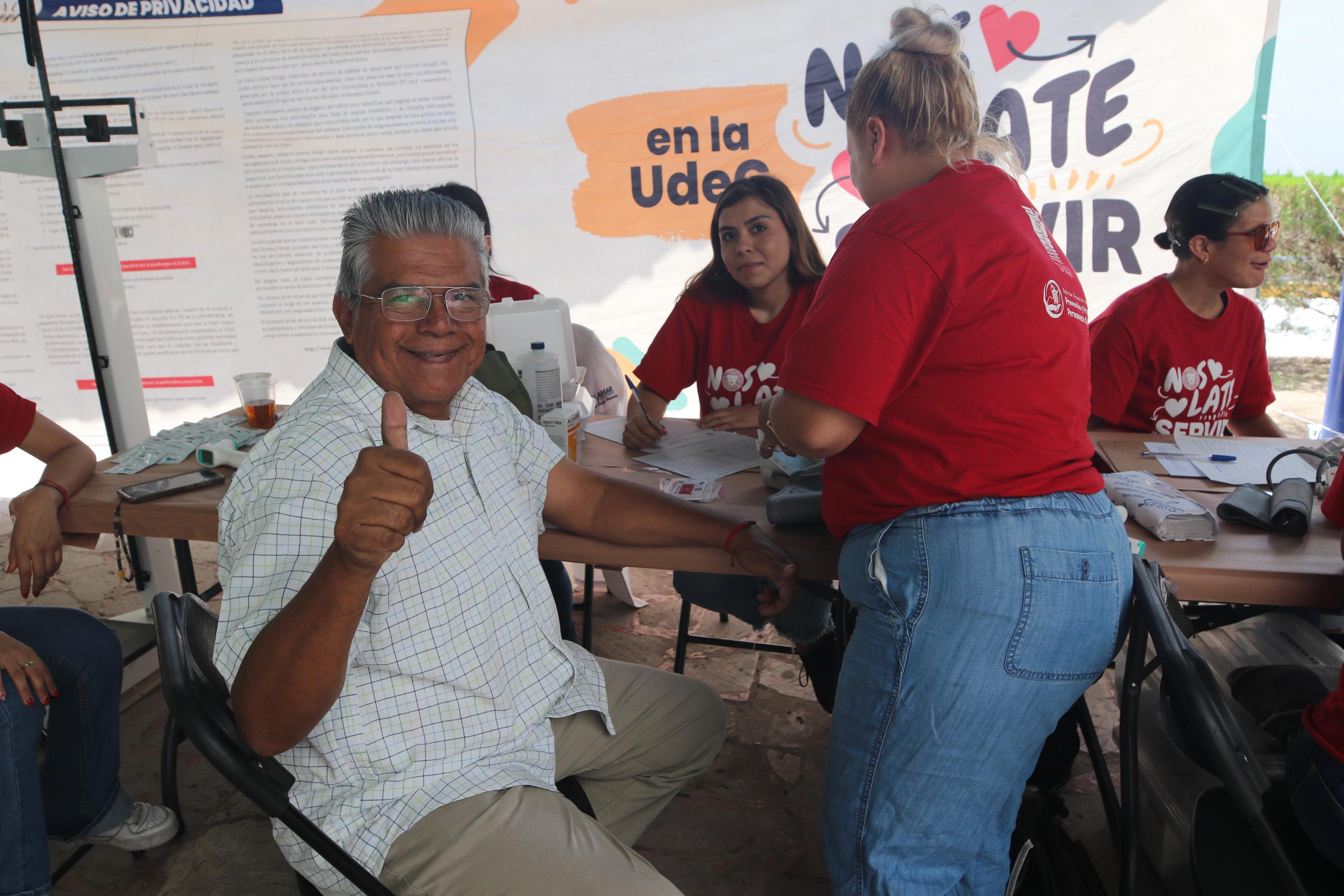 Participantes de Brigadas Multidisciplinarias Nos Late Servir atiende paciente