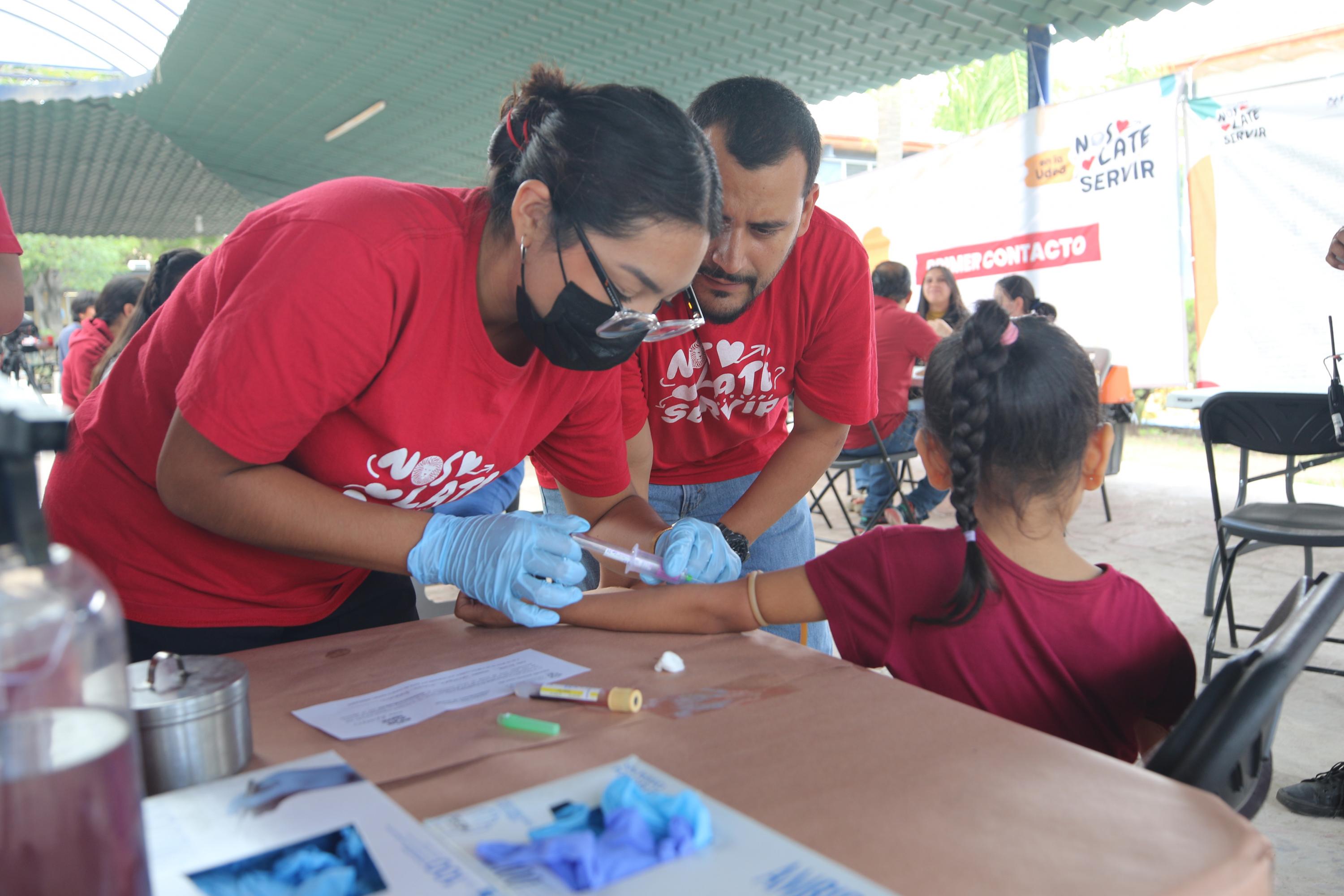 Participantes de Brigadas Multidisciplinarias Nos Late Servir atiende paciente