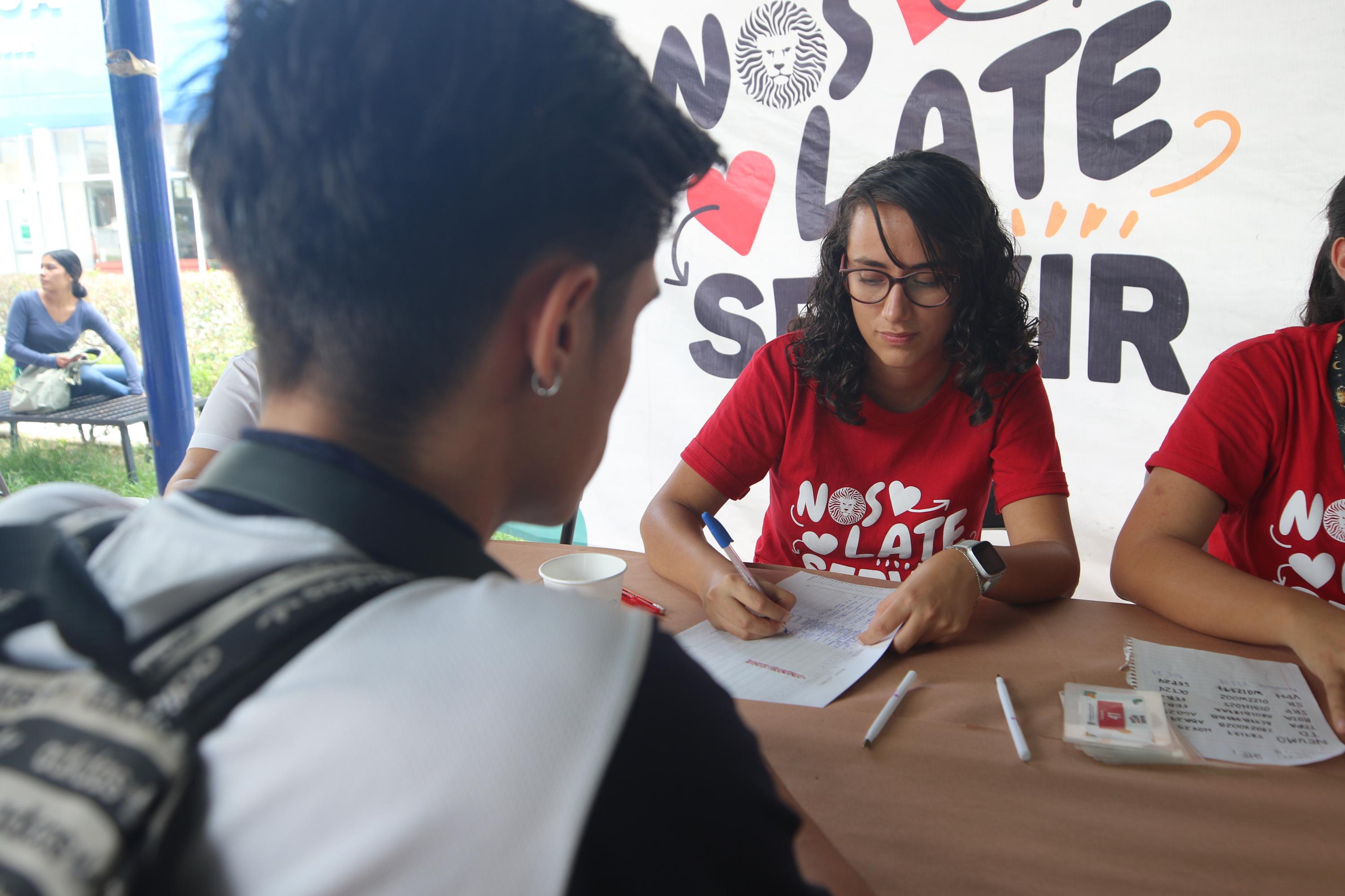 Participantes de Brigadas Multidisciplinarias Nos Late Servir atiende paciente
