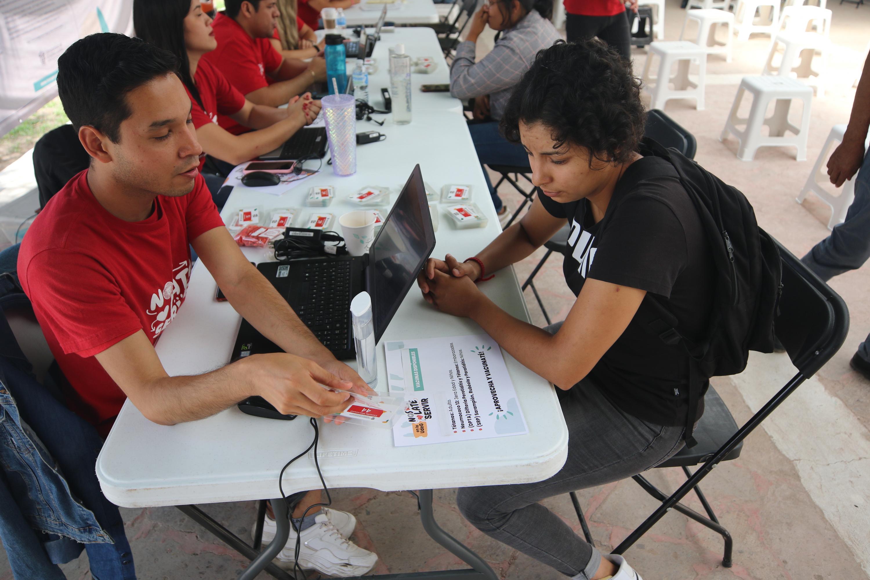 Participantes de Brigadas Multidisciplinarias Nos Late Servir atiende paciente