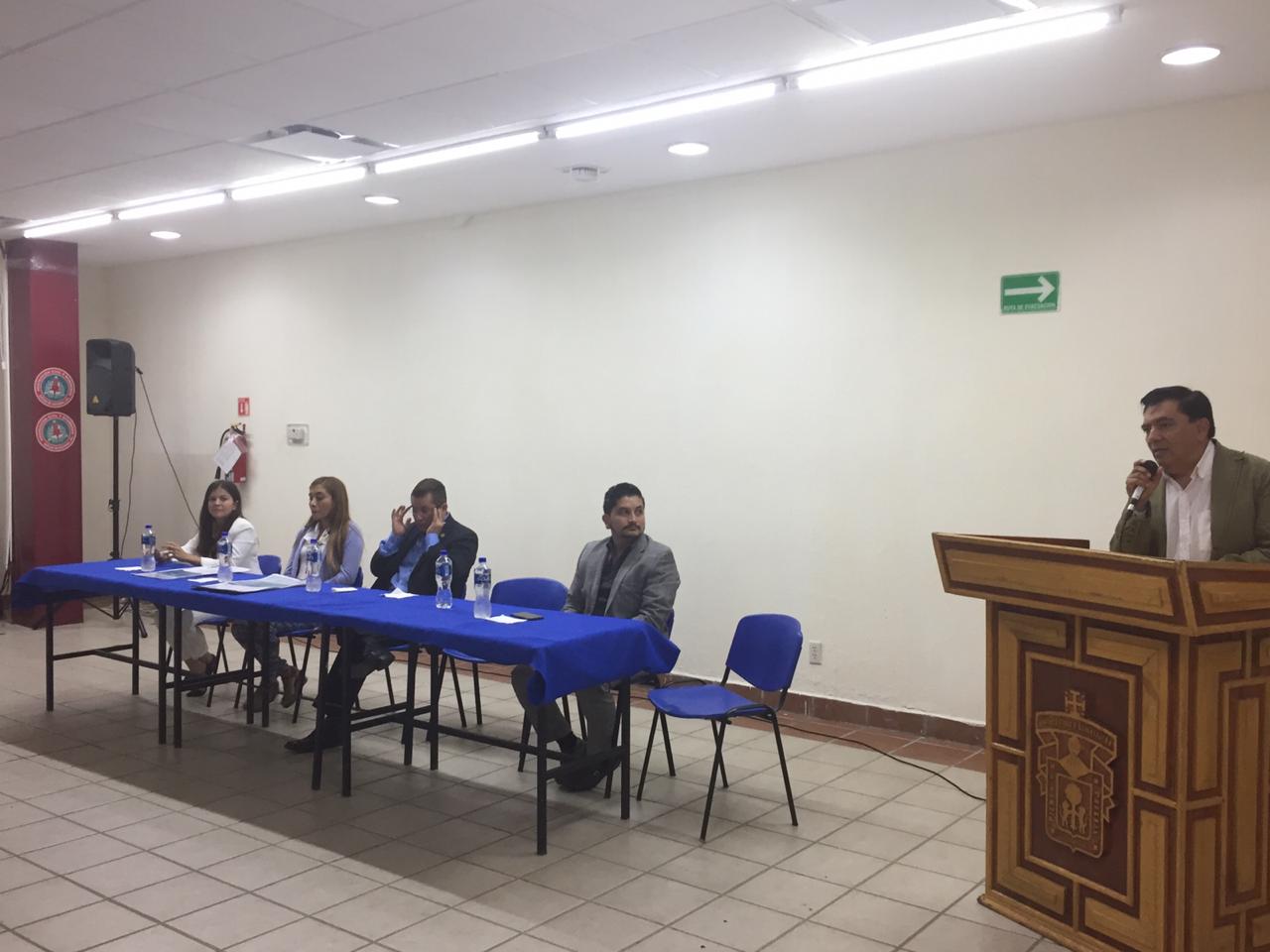 Integrantes del presidium en auditorio