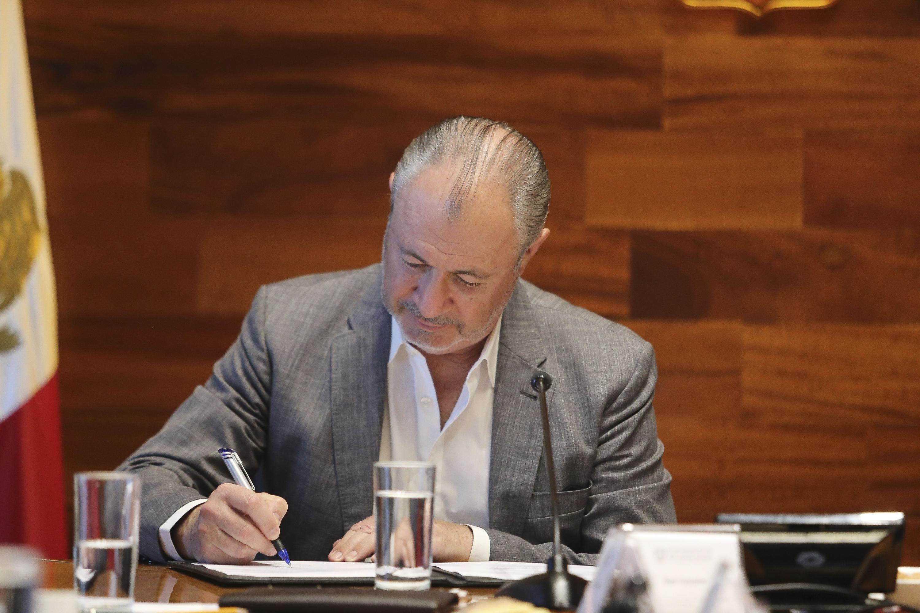 Autoridades del evento en firmando el documento del acuerdo