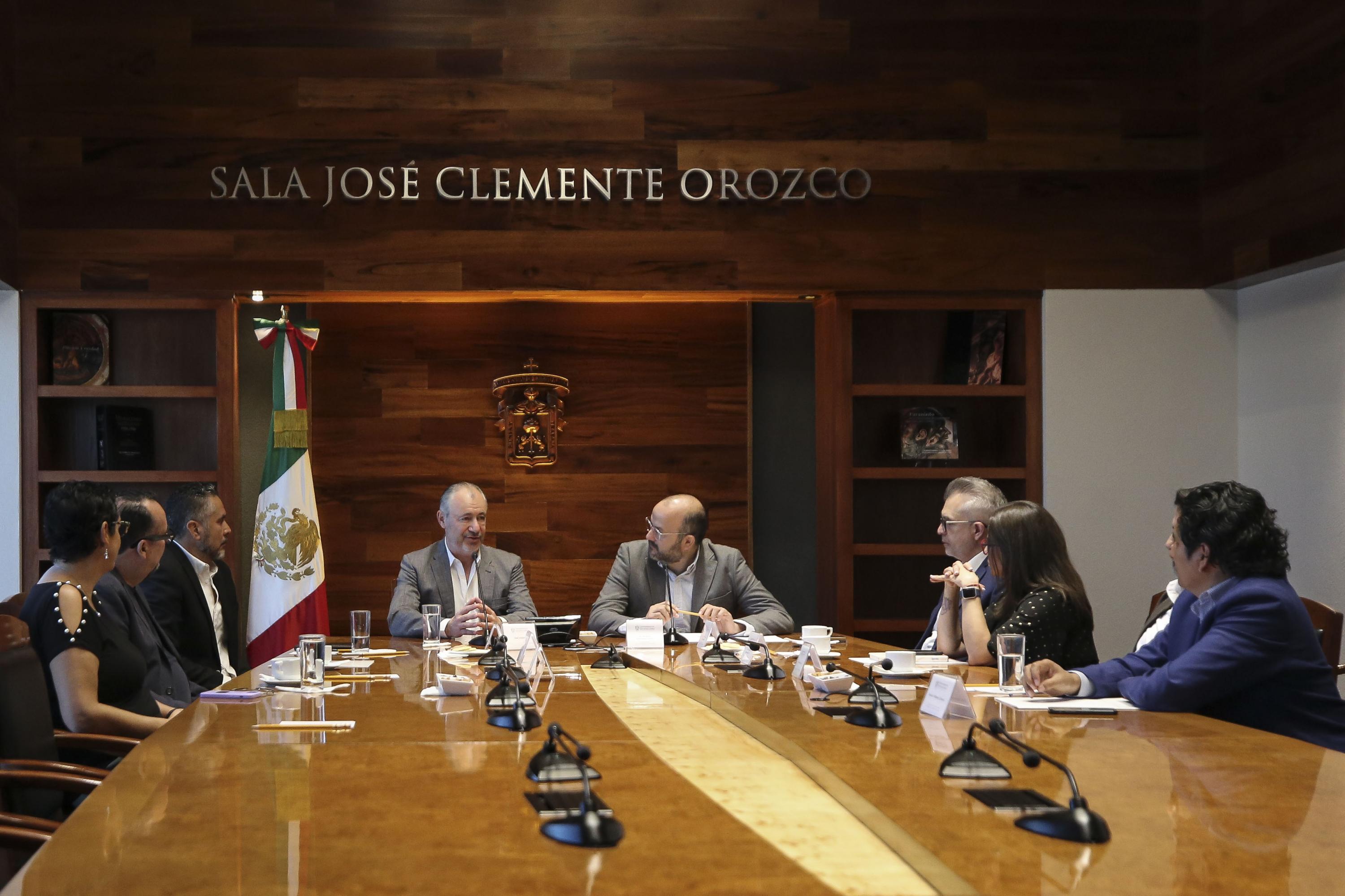 Autoridades del evento en sala de reunión