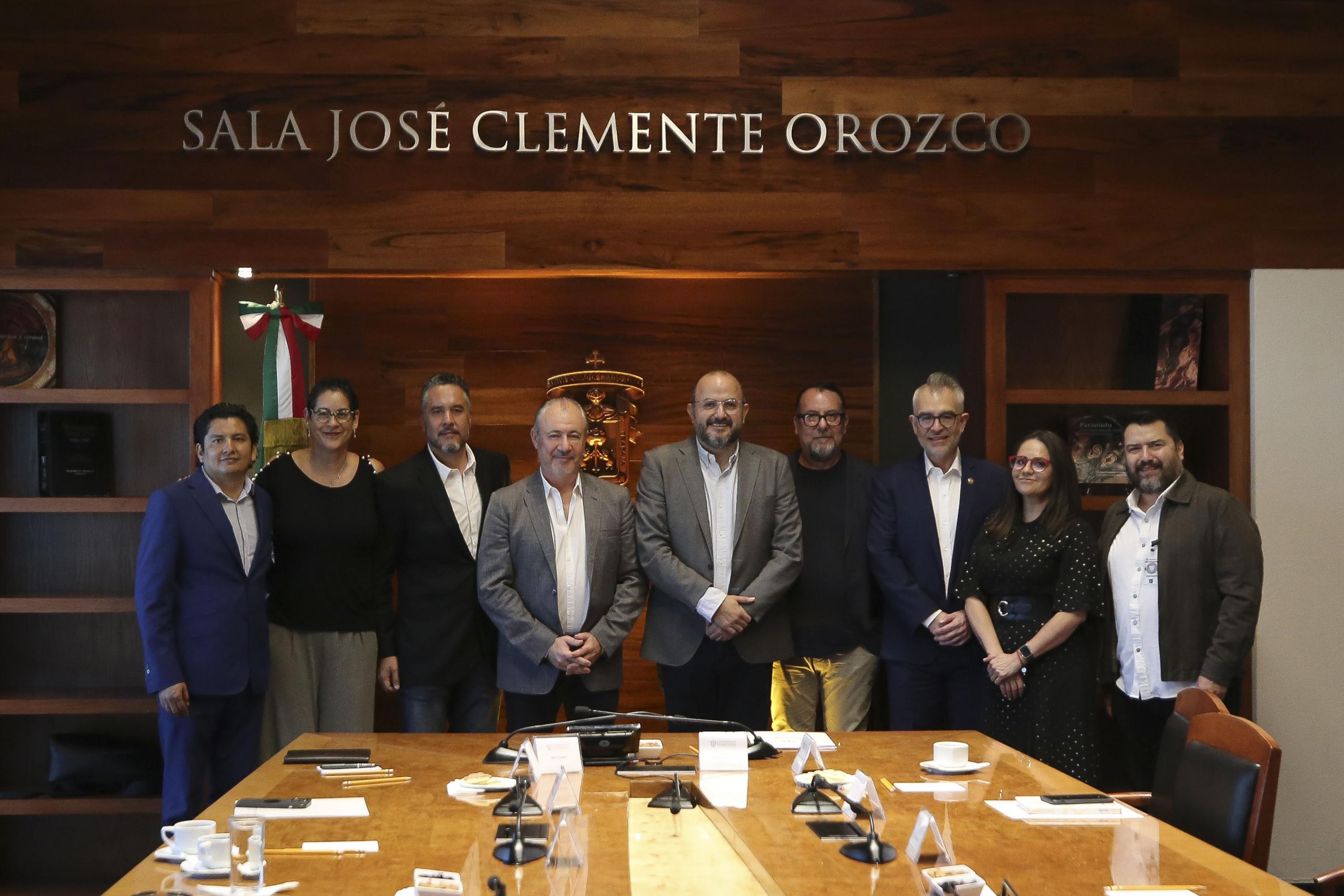 Autoridades del evento en sala de reunión