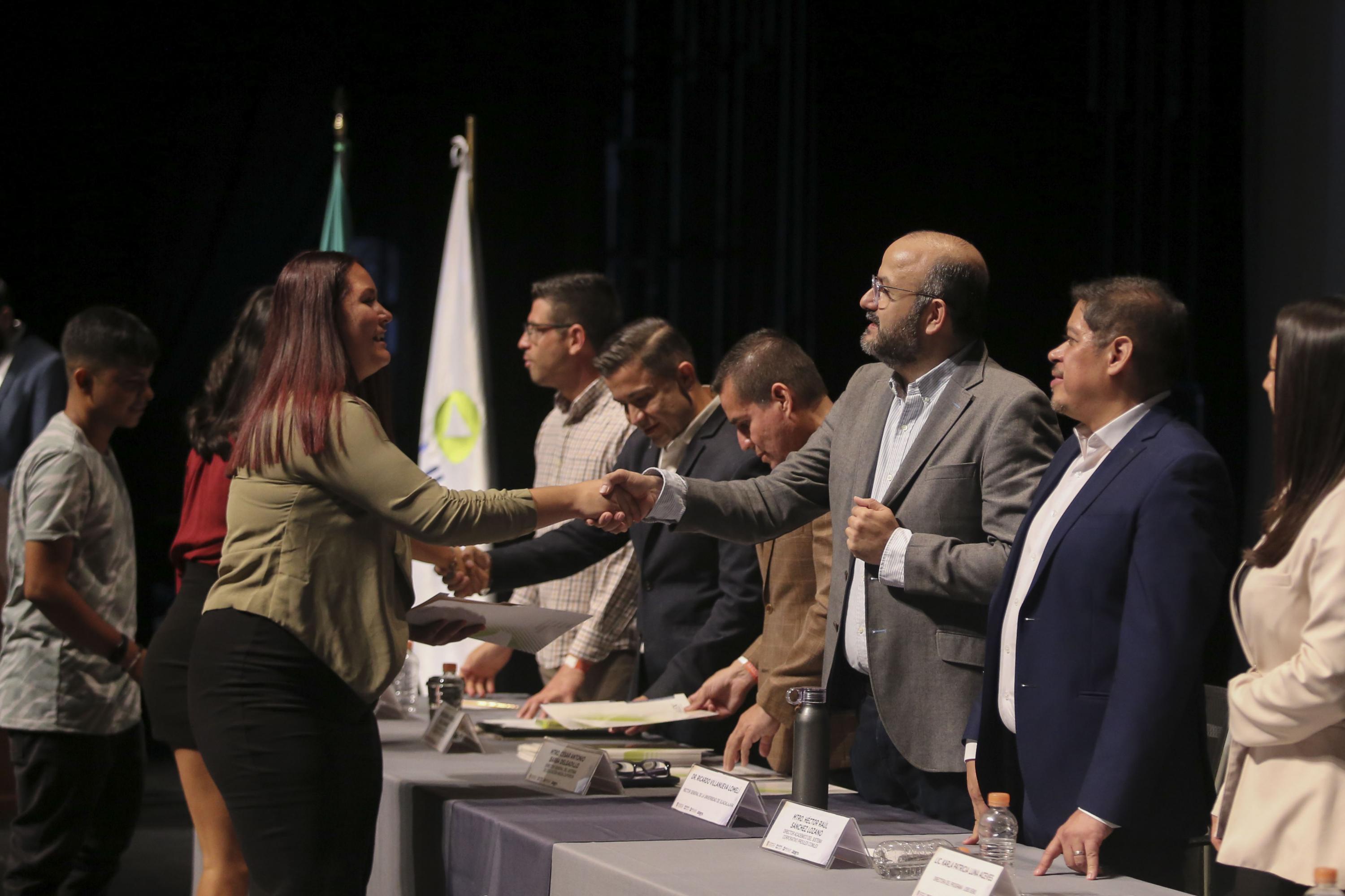 Autoridades del evento en presidium