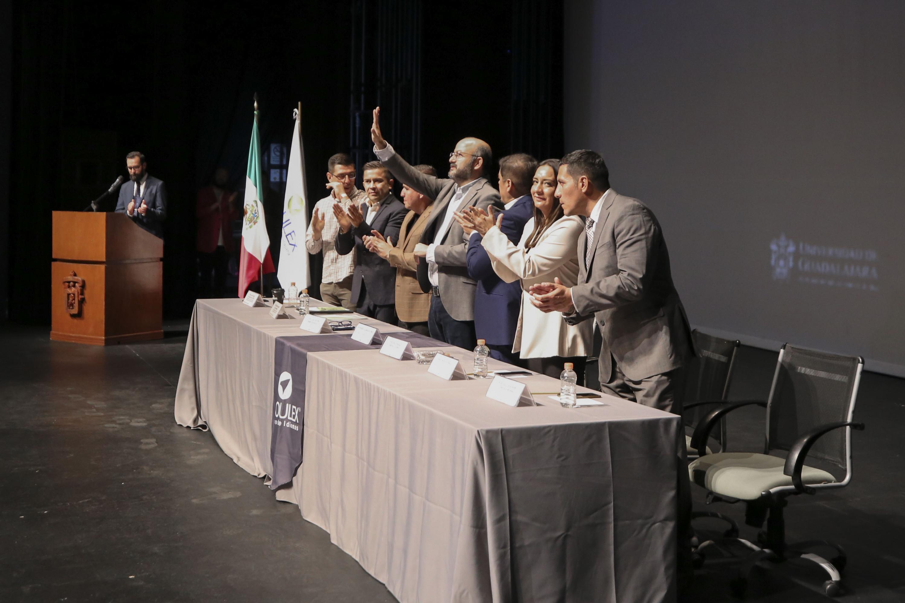 Autoridades del evento en presidium