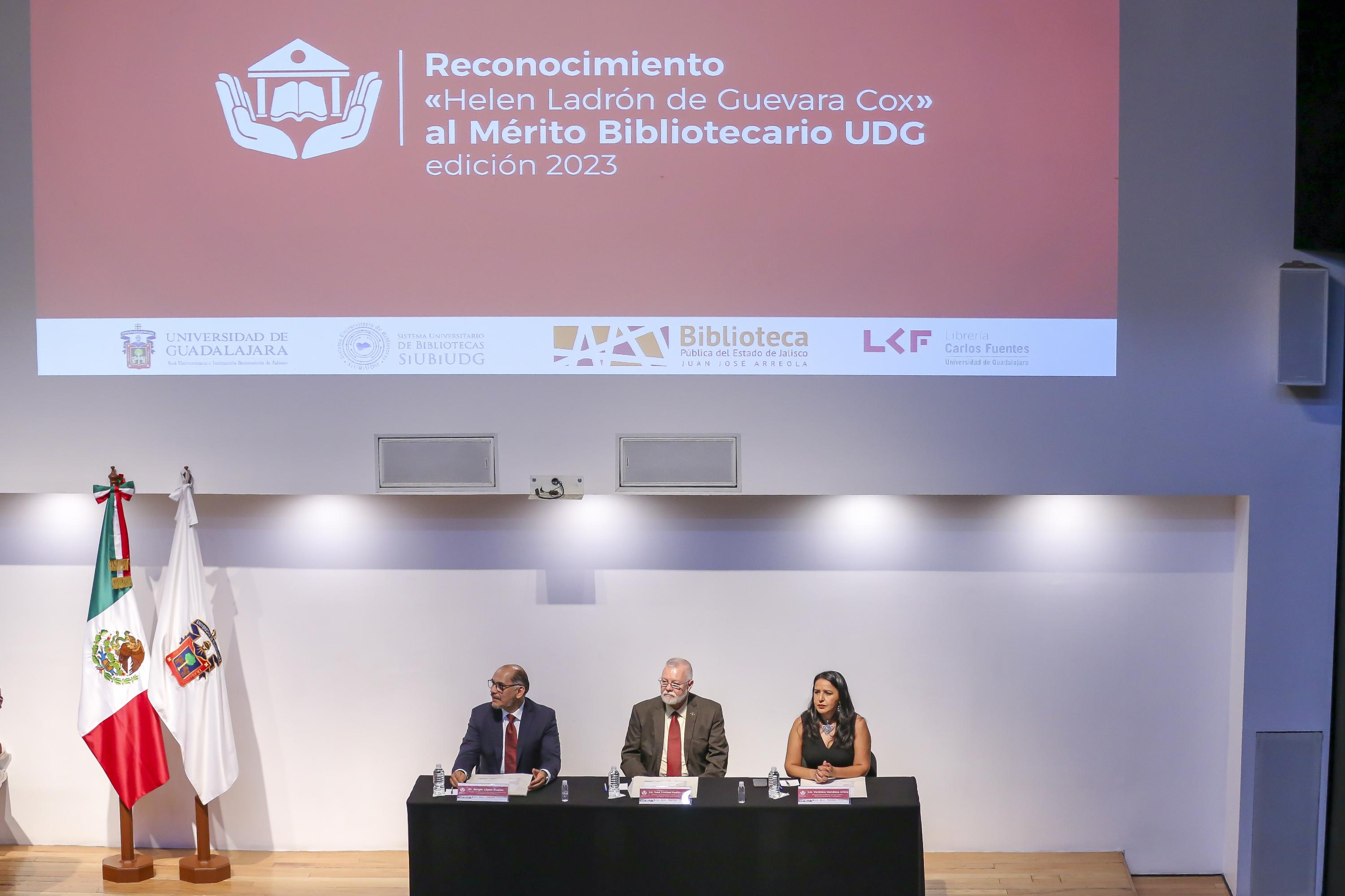 Autoridades del evento en presidium