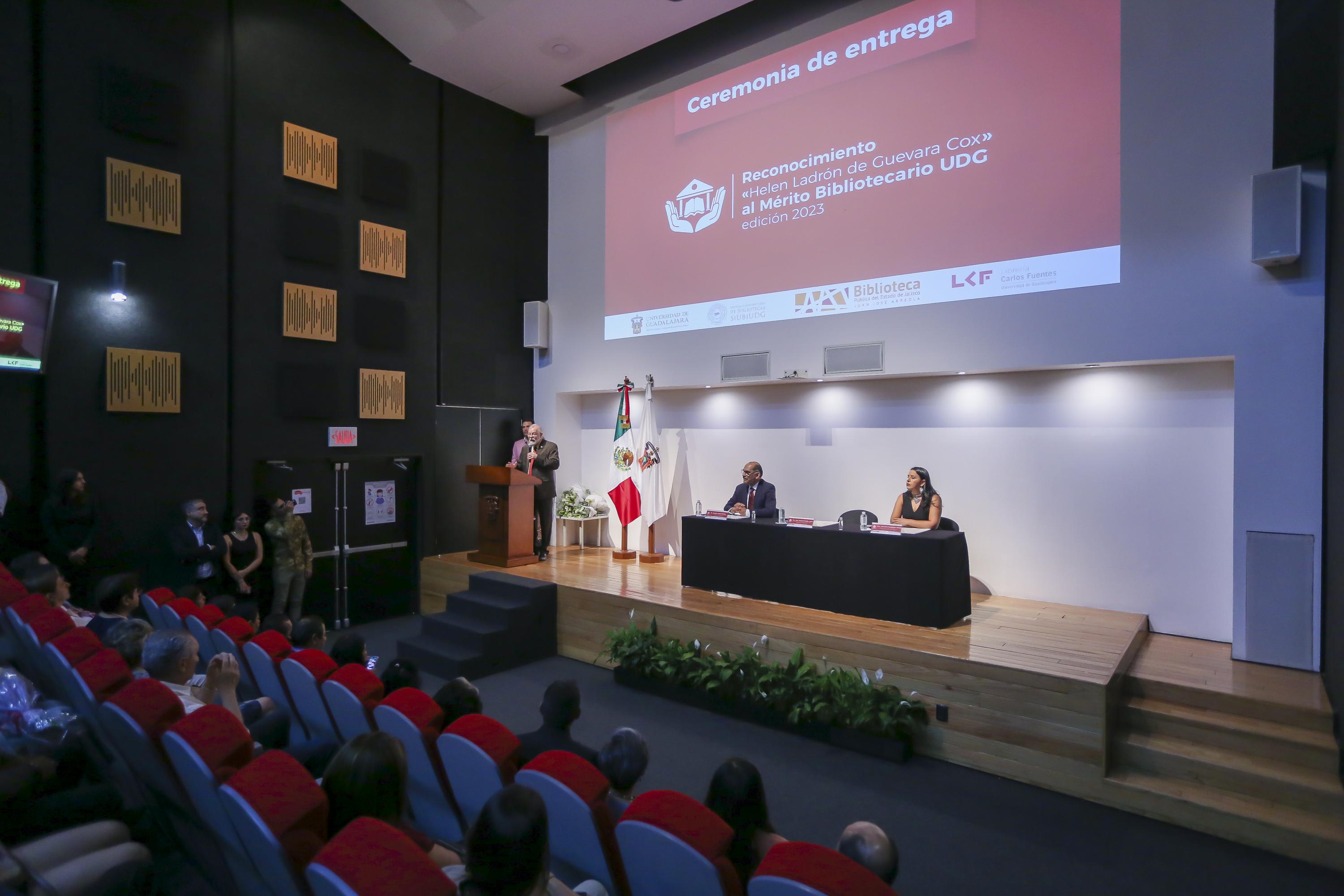 Autoridades del evento en presidium
