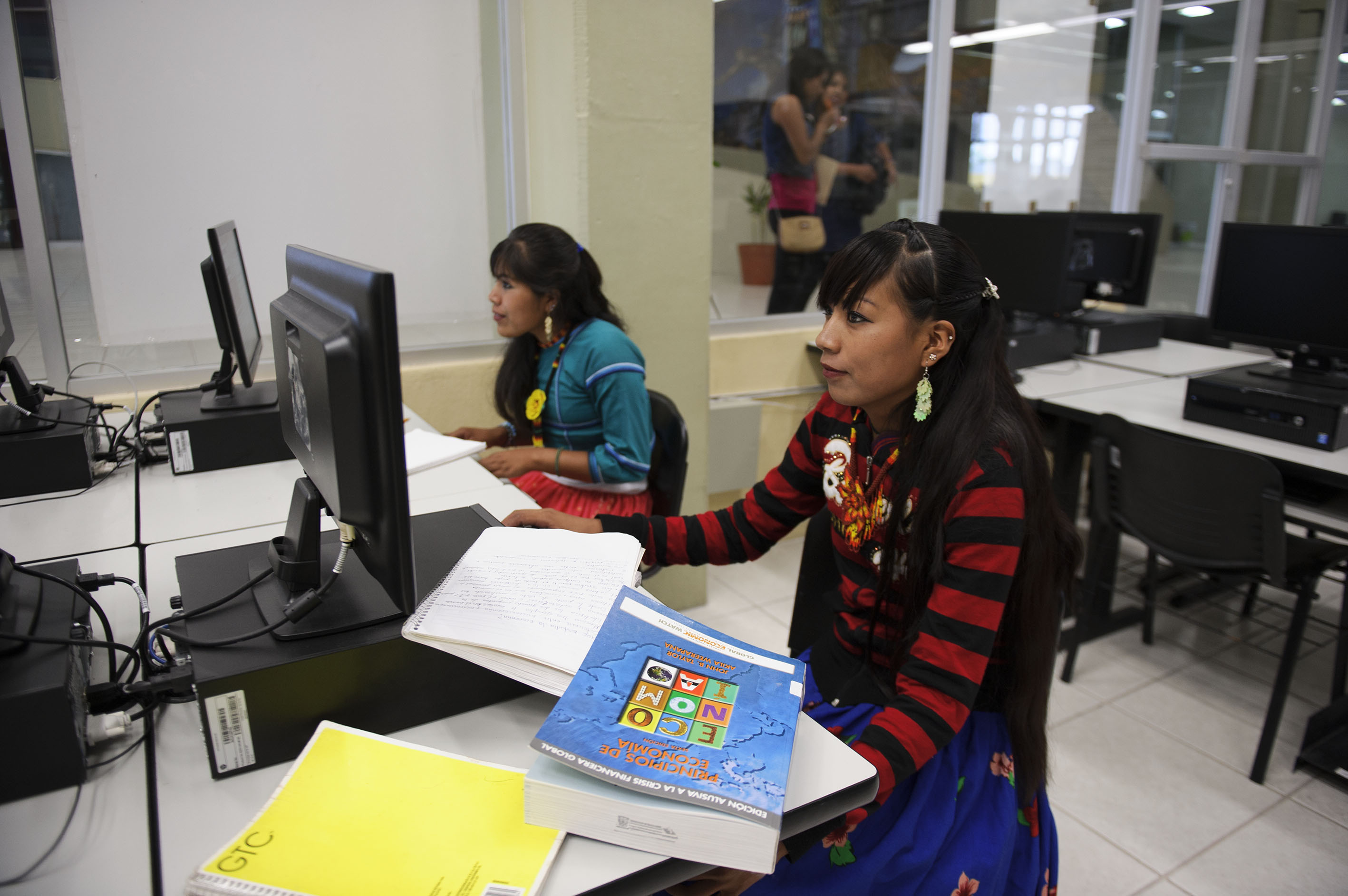 Dos mujeres usan computadoras