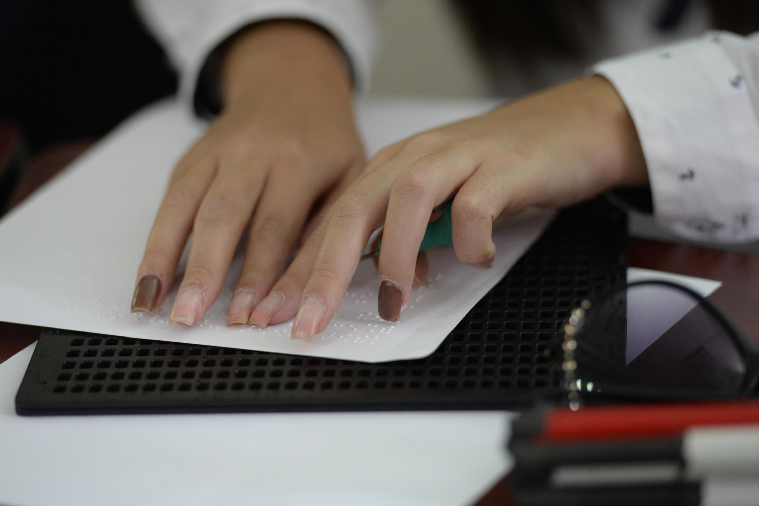 Manos lee con el sistema braille