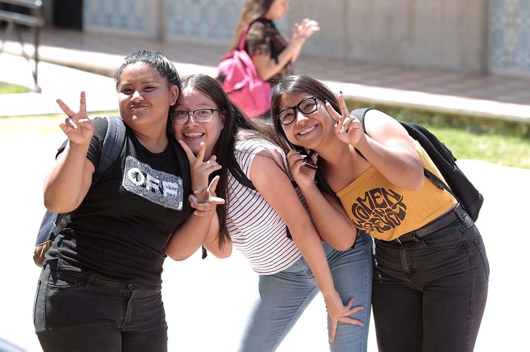 grupo de mujeres jóvenes saludan