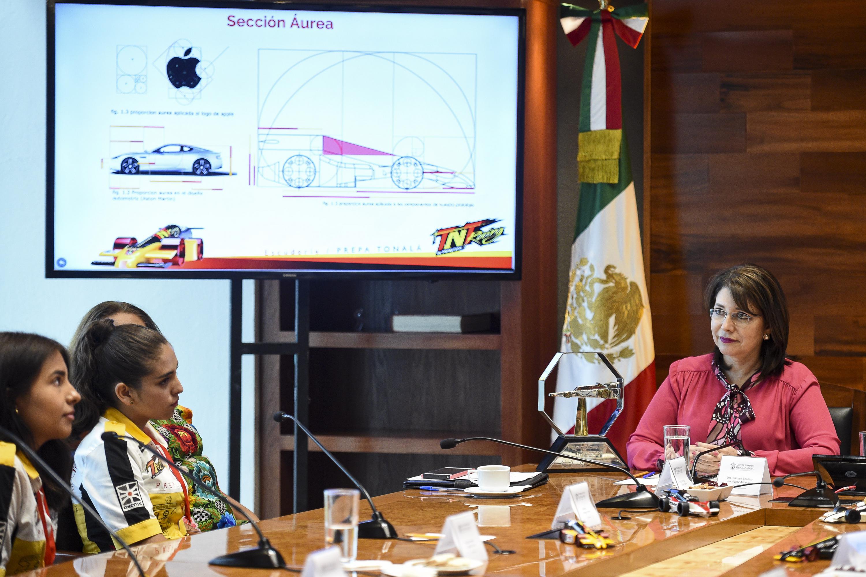 Alumnas con vicerrectora de la UdeG