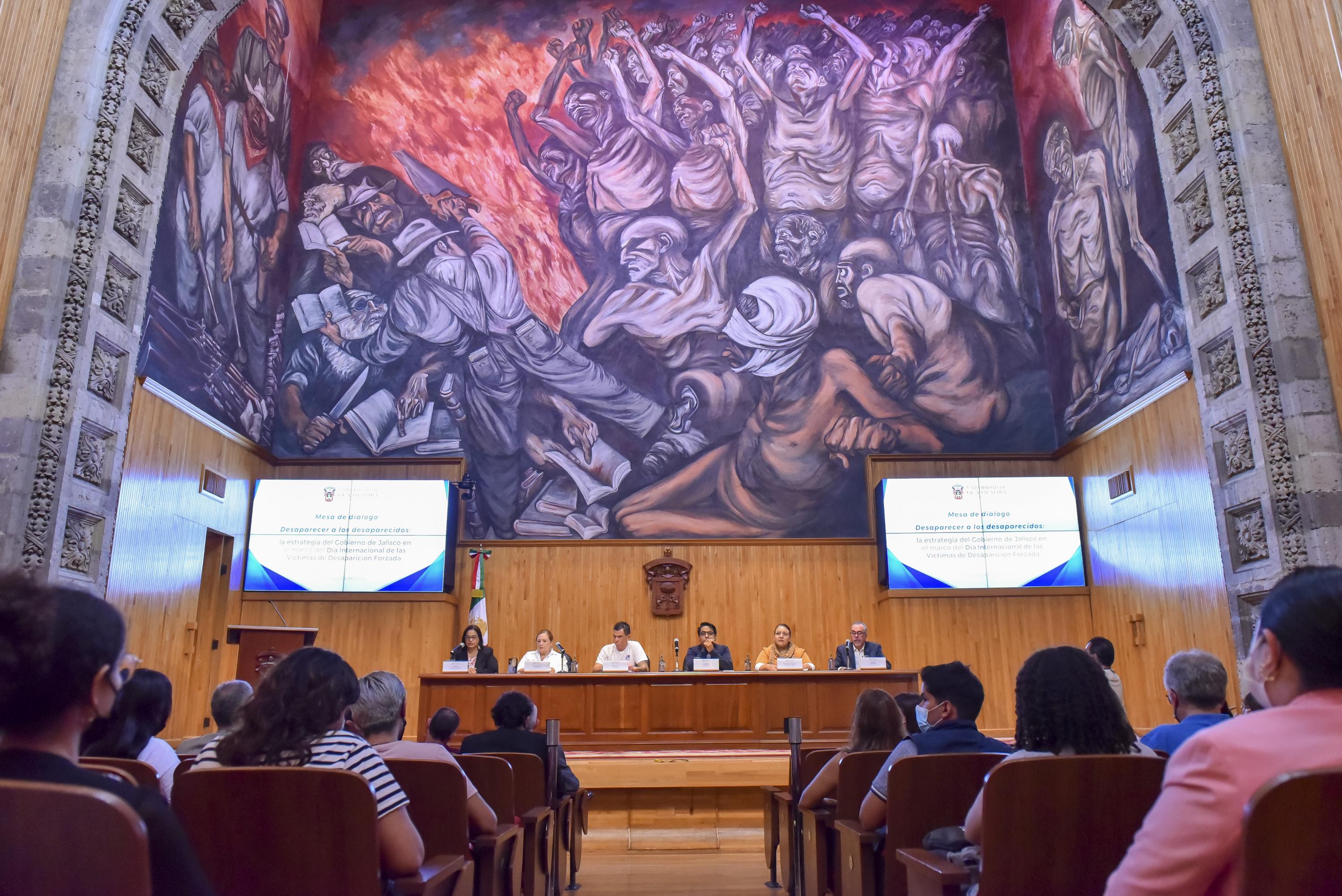 Representantes de colectivos frente a asistentes en auditorio