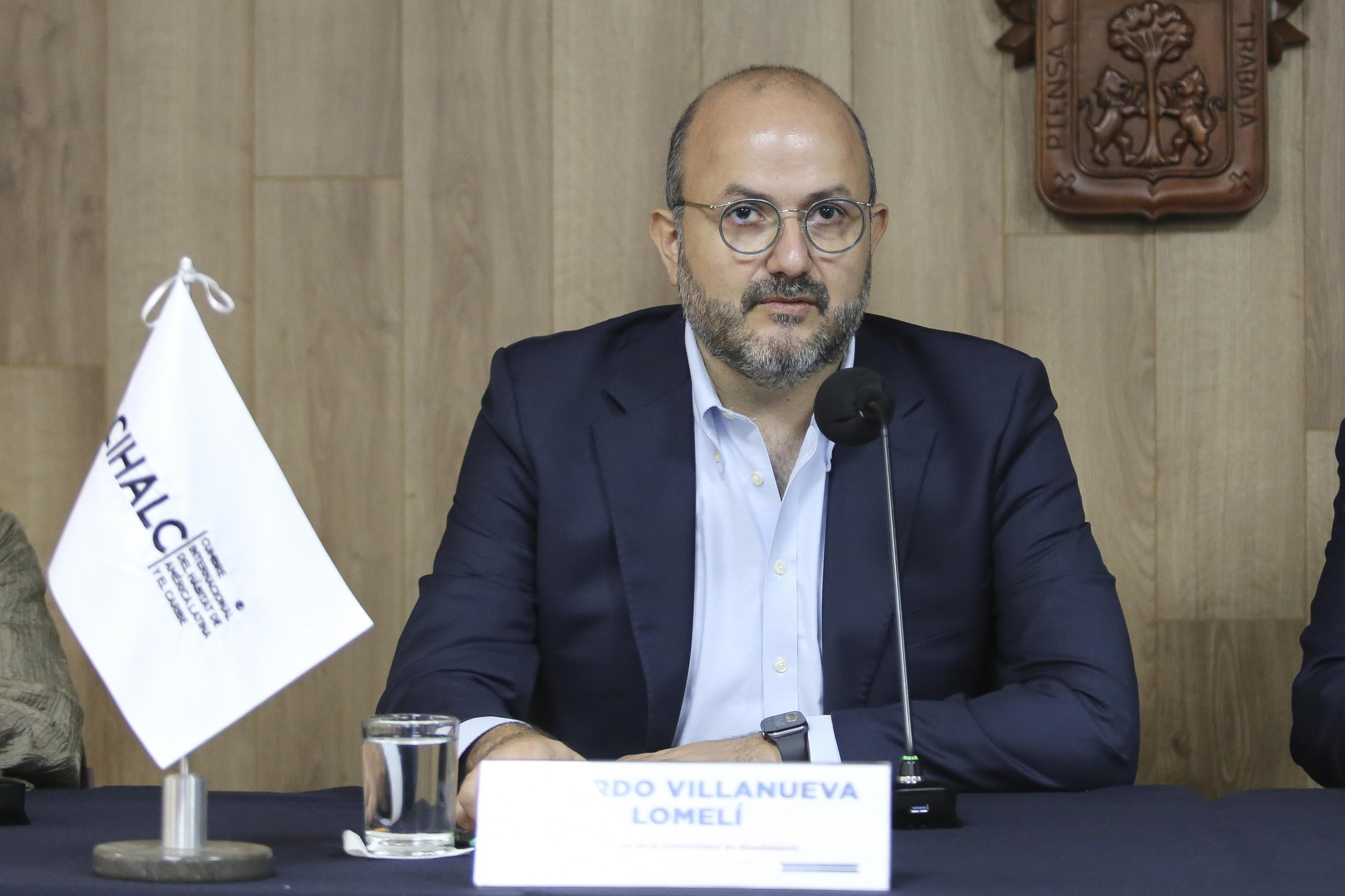 doctor Ricardo Villanueva Lomelí rector general de la Universidad de Guadalajara en rueda de prensa