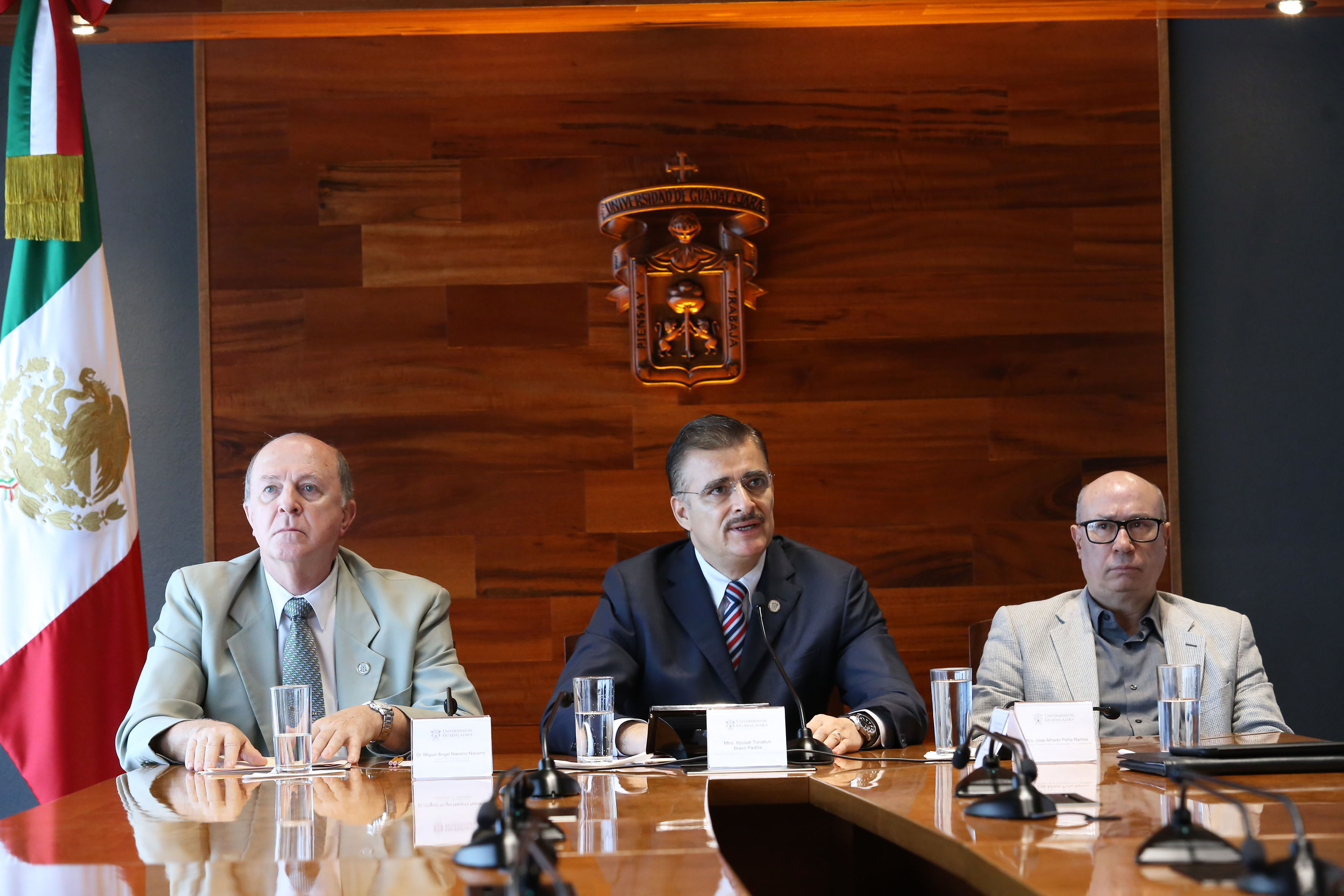 Rector general, vicerrector y secretario de la UdeG en rueda de prensa
