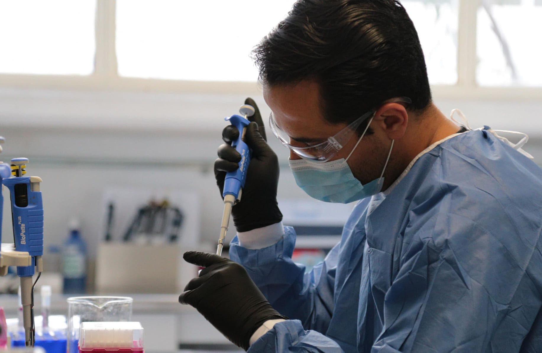 Investigador realiza pruebas en laboratorio