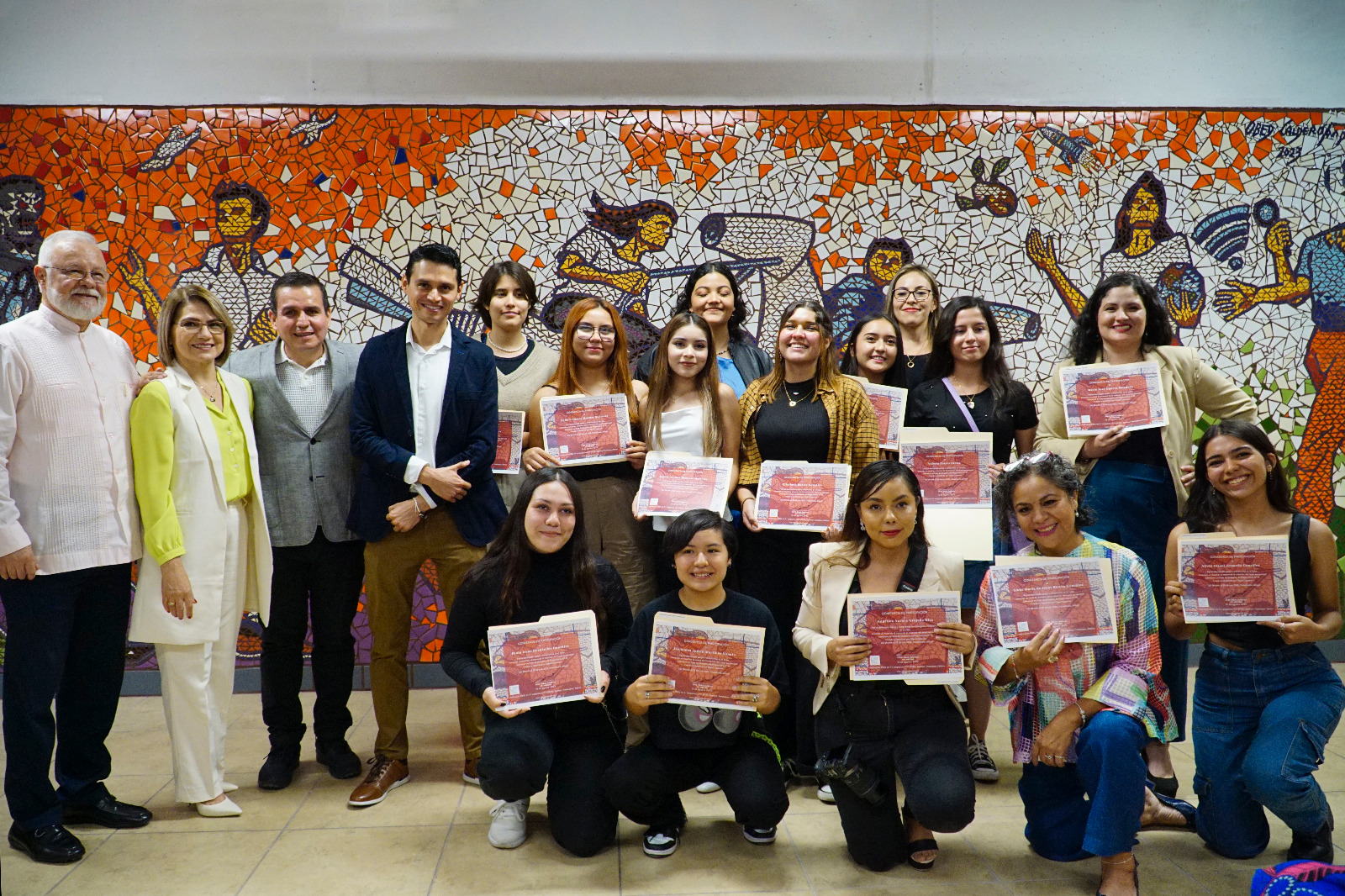 Autoridades del evento junto a artista y alumnas del plantel que colaboraron en mural