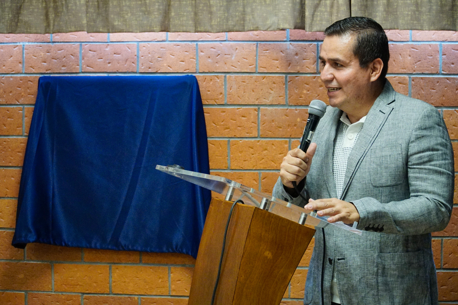 maestro César Antonio Barba Delgadillo en uso de la voz