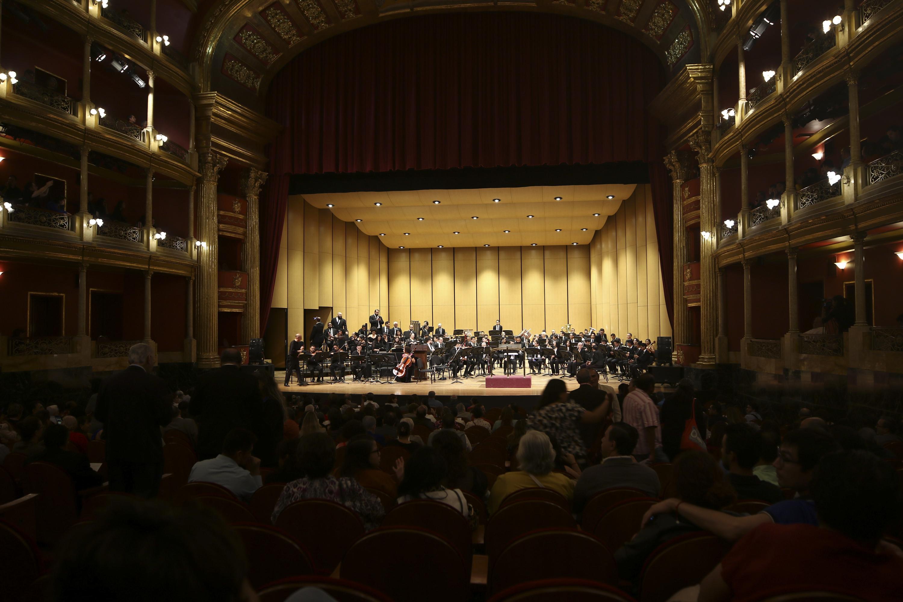 artistas en el escenario interpretando pieza musical