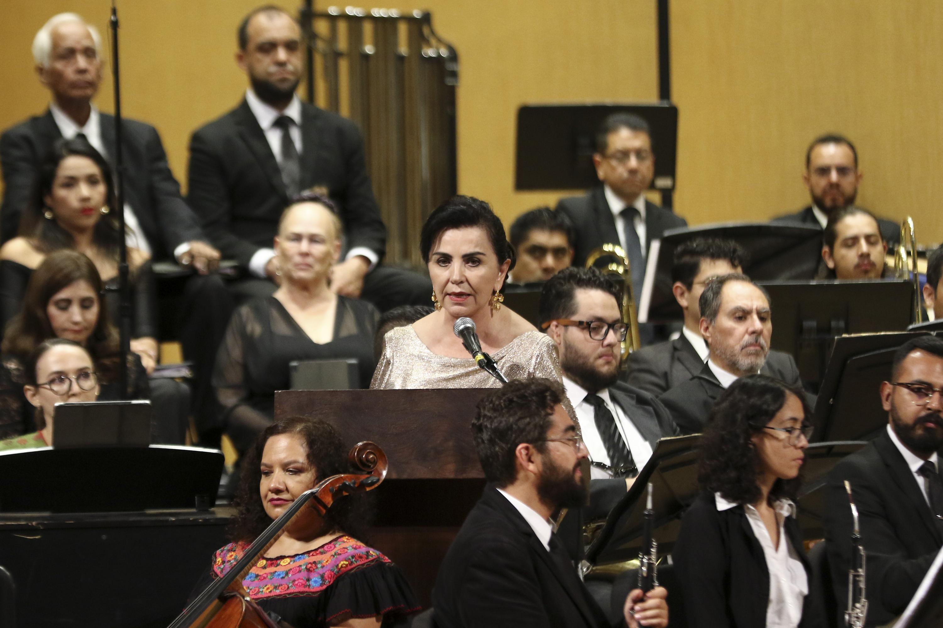 artistas en el escenario interpretando pieza musical