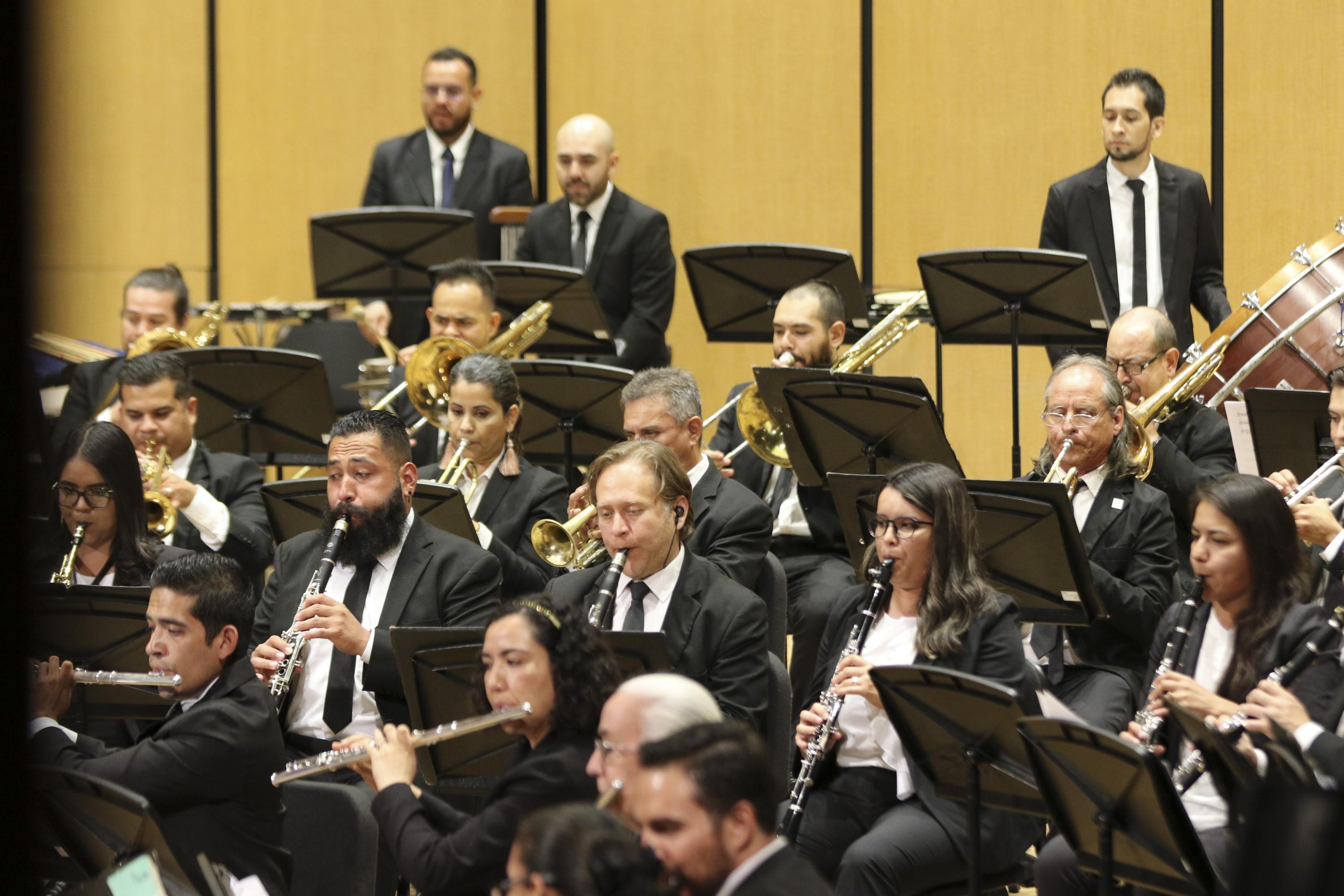 artistas en el escenario interpretando pieza musical