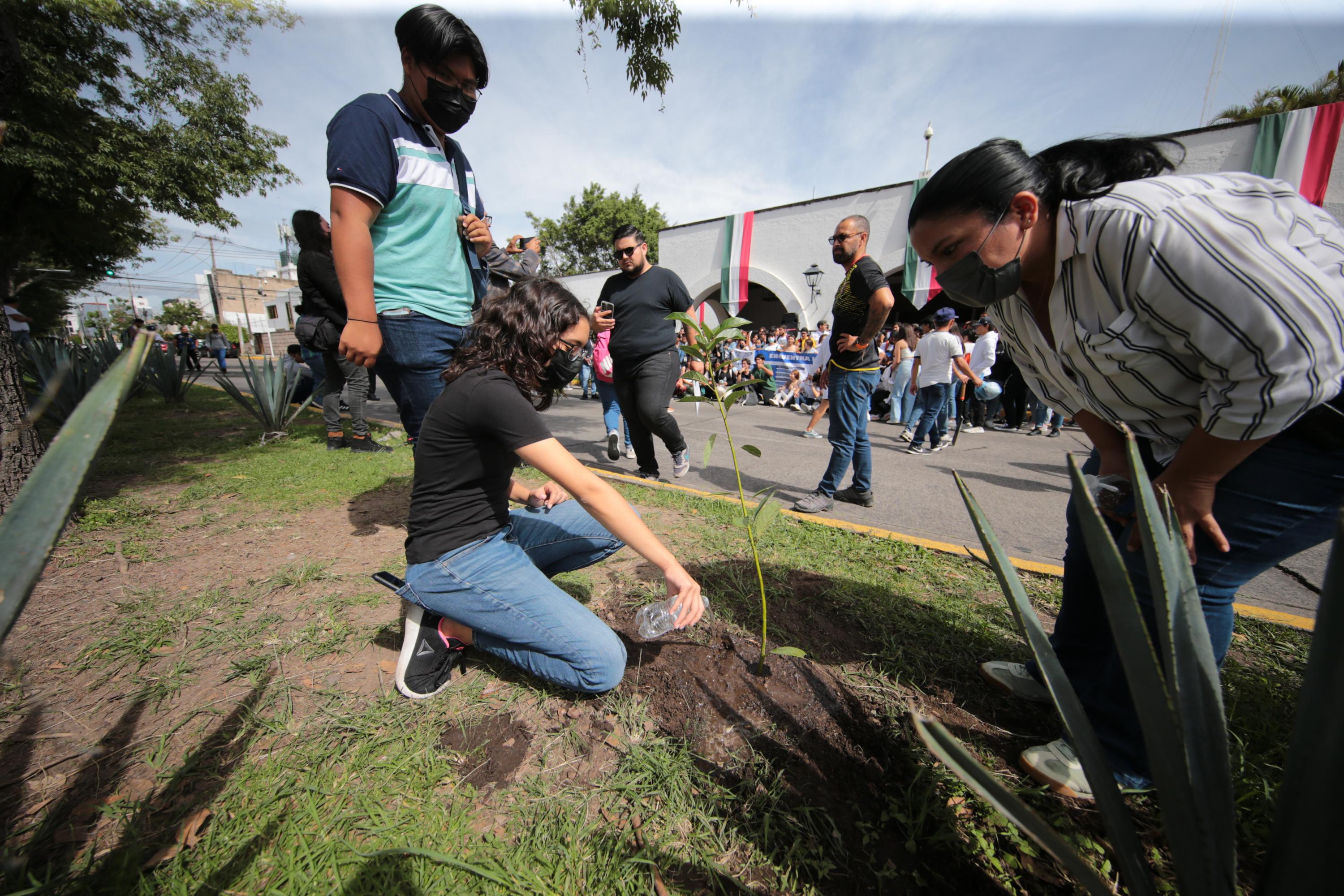 Plantan árbol participantes en contingente caminata por la autonomía Caminata por la Autonomía, la Educación y la Salud