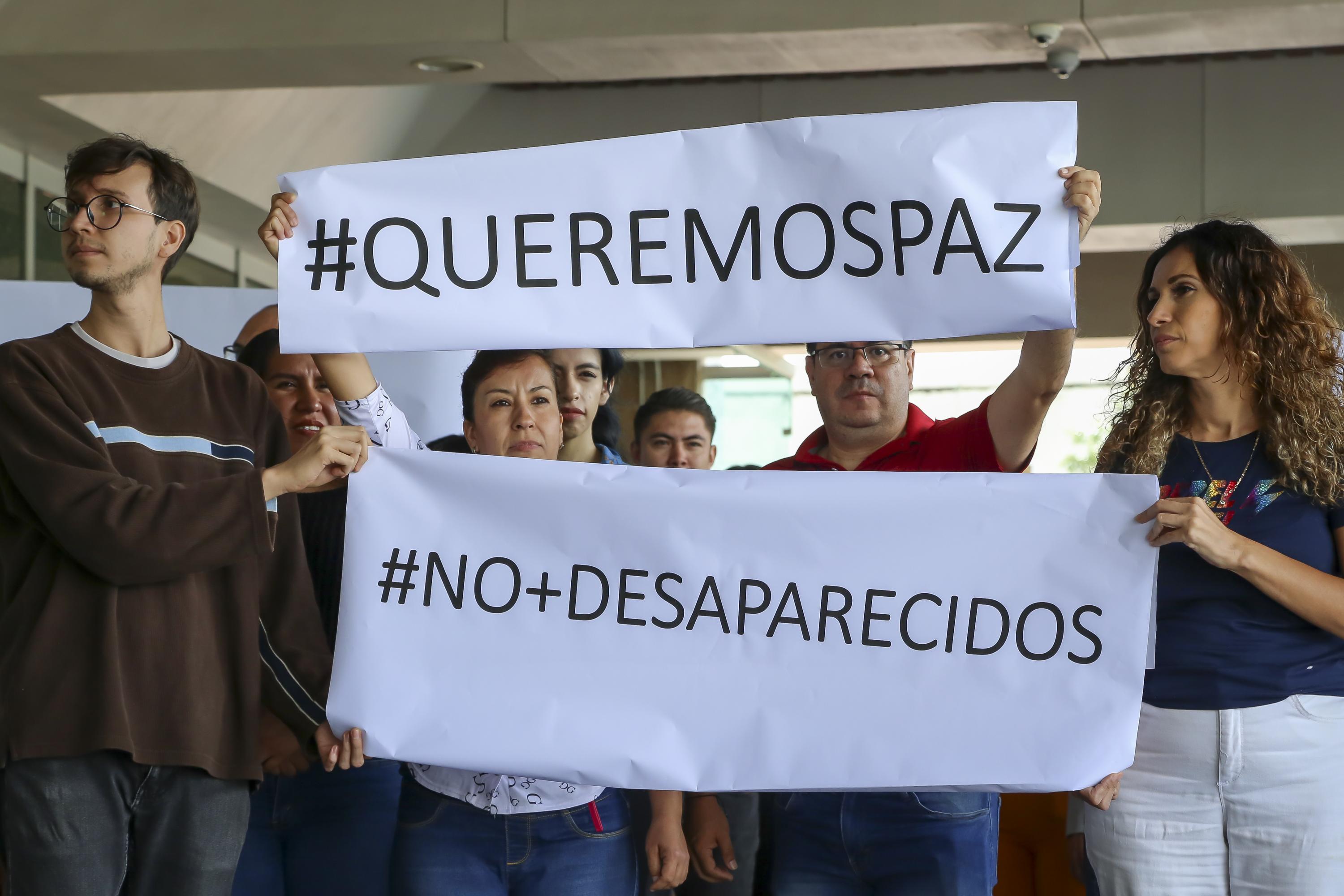 participantes en actividad con pancartas que expresan sus demandas