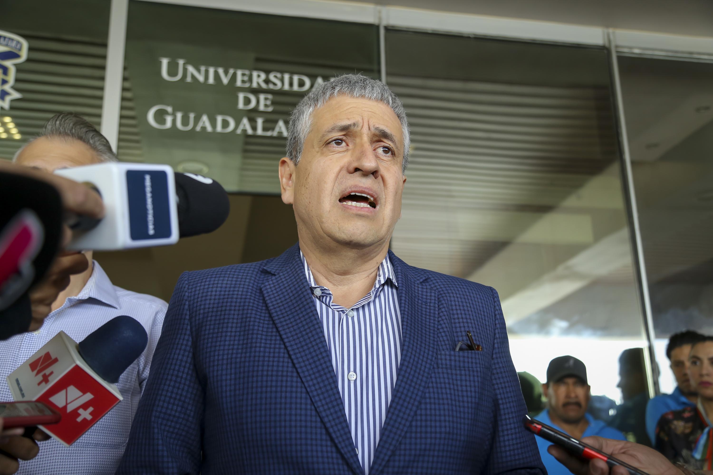 vicerrector Ejecutivo de la u d g doctor Héctor Raúl Solís Gadea en uso de la voz