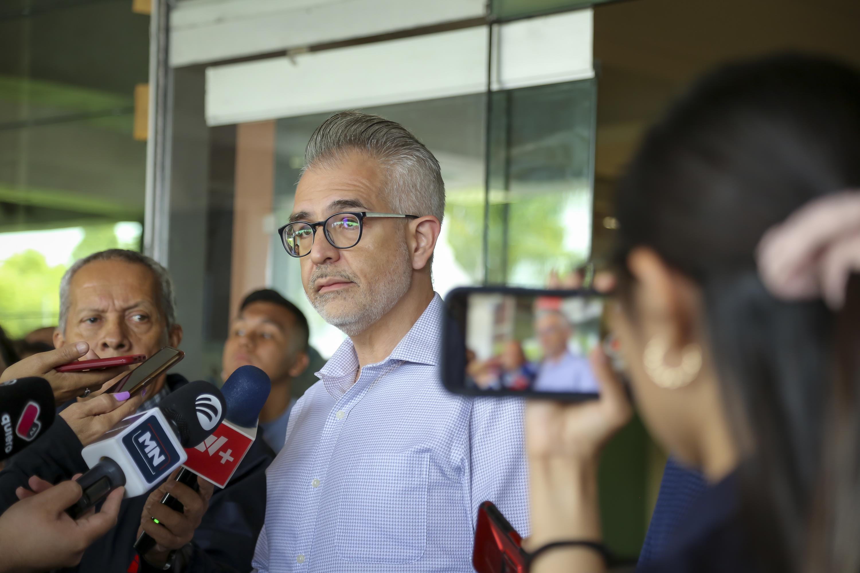 secretario general de la u d g maestro Guillermo Gómez Mata en uso de la voz