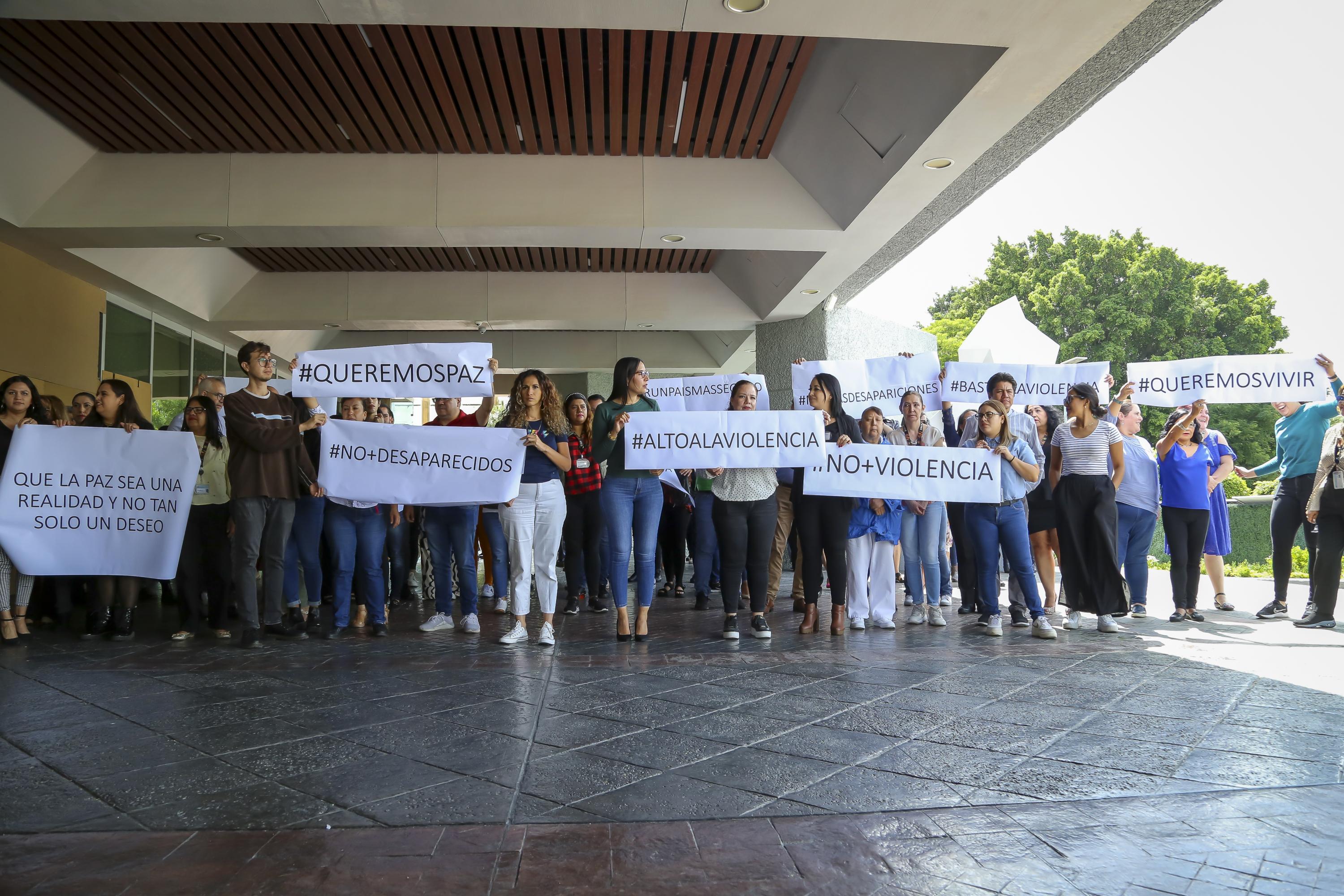 participantes en actividad con pancartas que expresan sus demandas