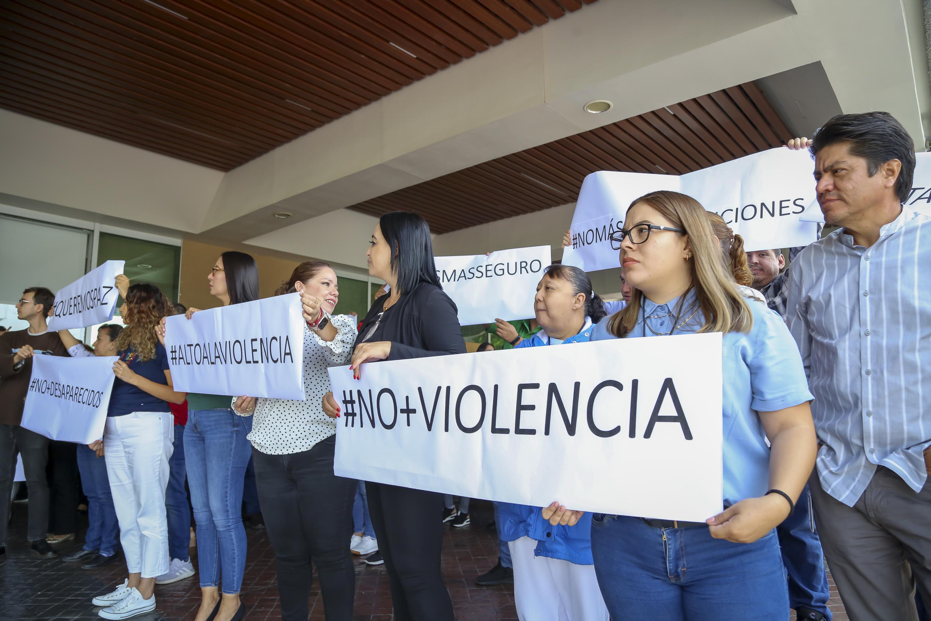 participantes en actividad con pancartas que expresan sus demandas