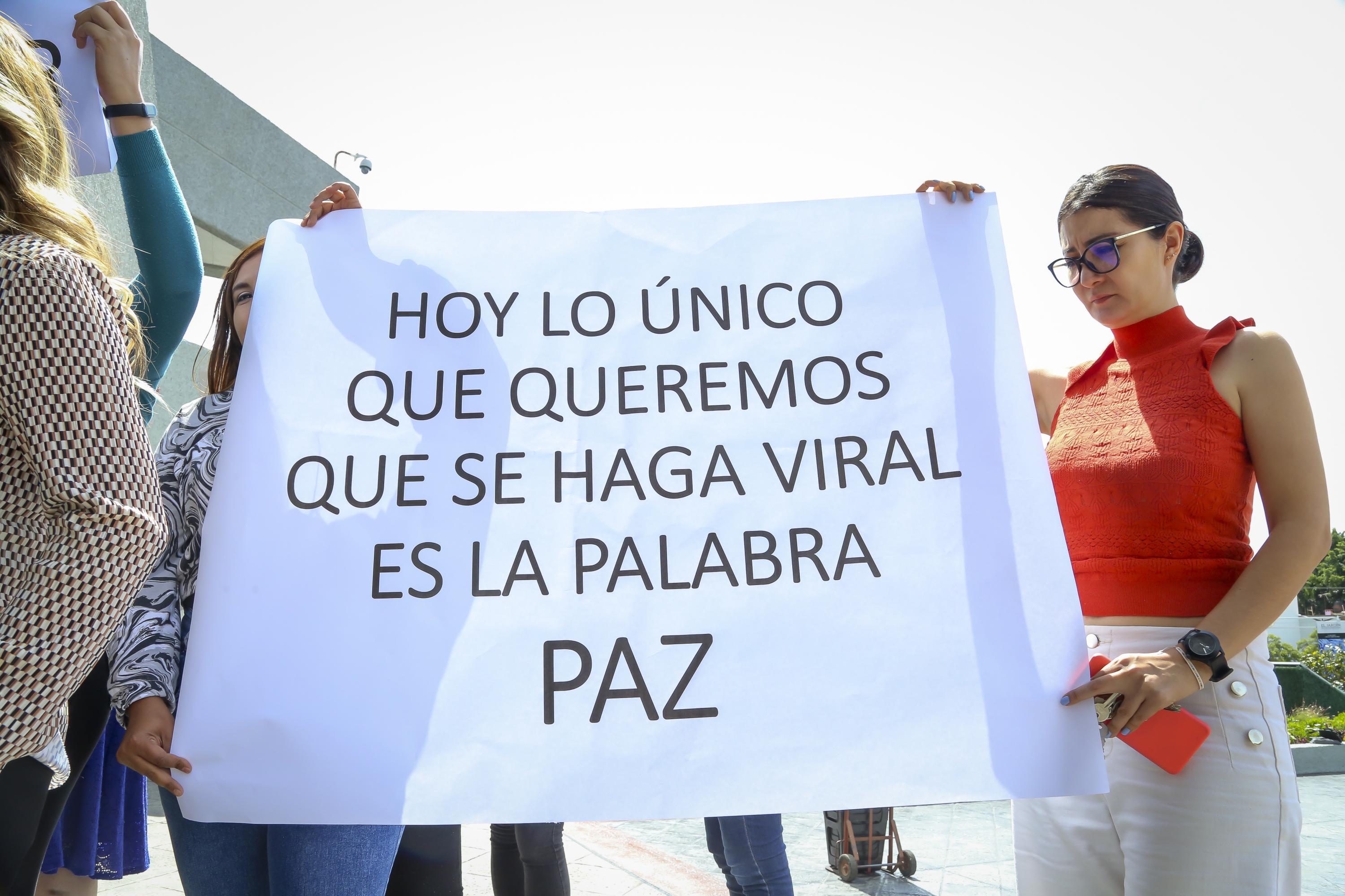 participantes en actividad con pancartas que expresan sus demandas