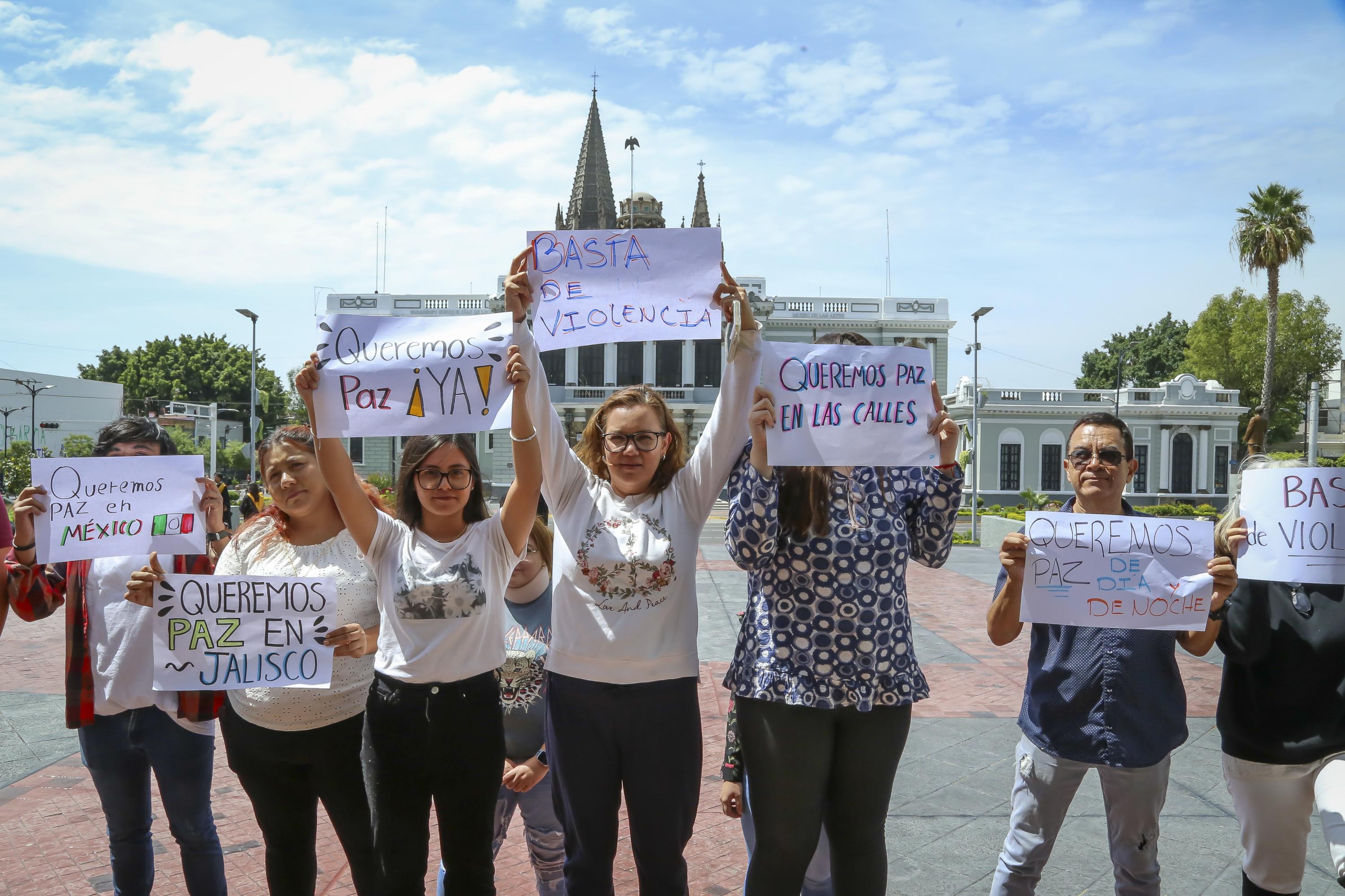 participantes en actividad con pancartas que expresan sus demandas
