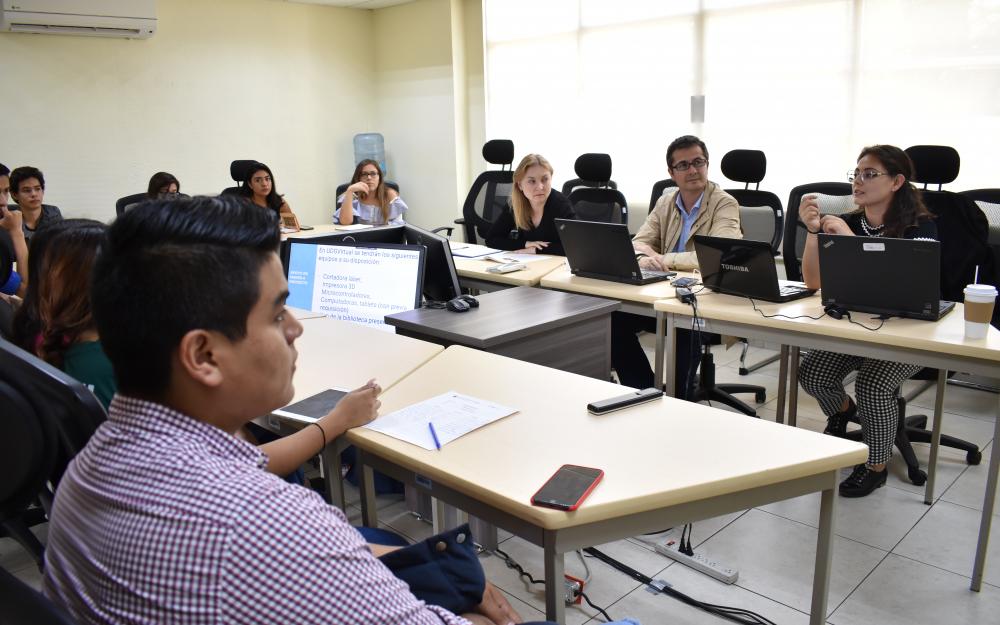 Alumnos en aula de cómputo