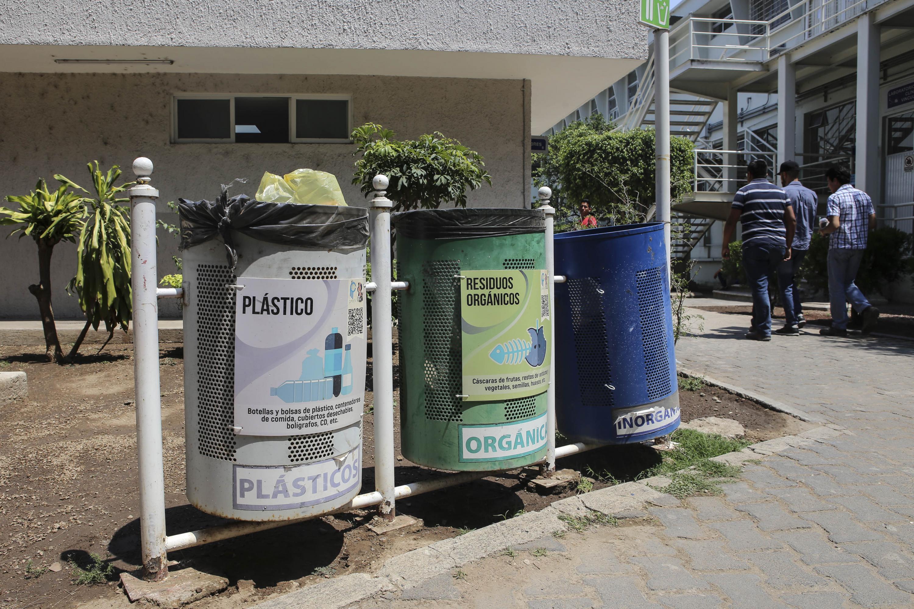 botes de basura destinados para el almacenamiento de residuos con el fin de reciclarlos