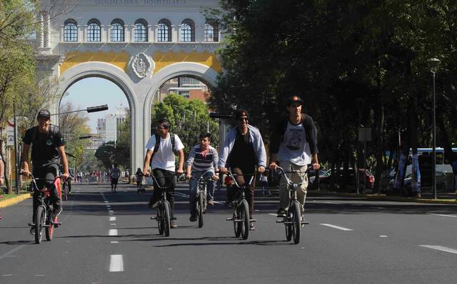 Ciclistas por calle de Guadalajara Jalisco México